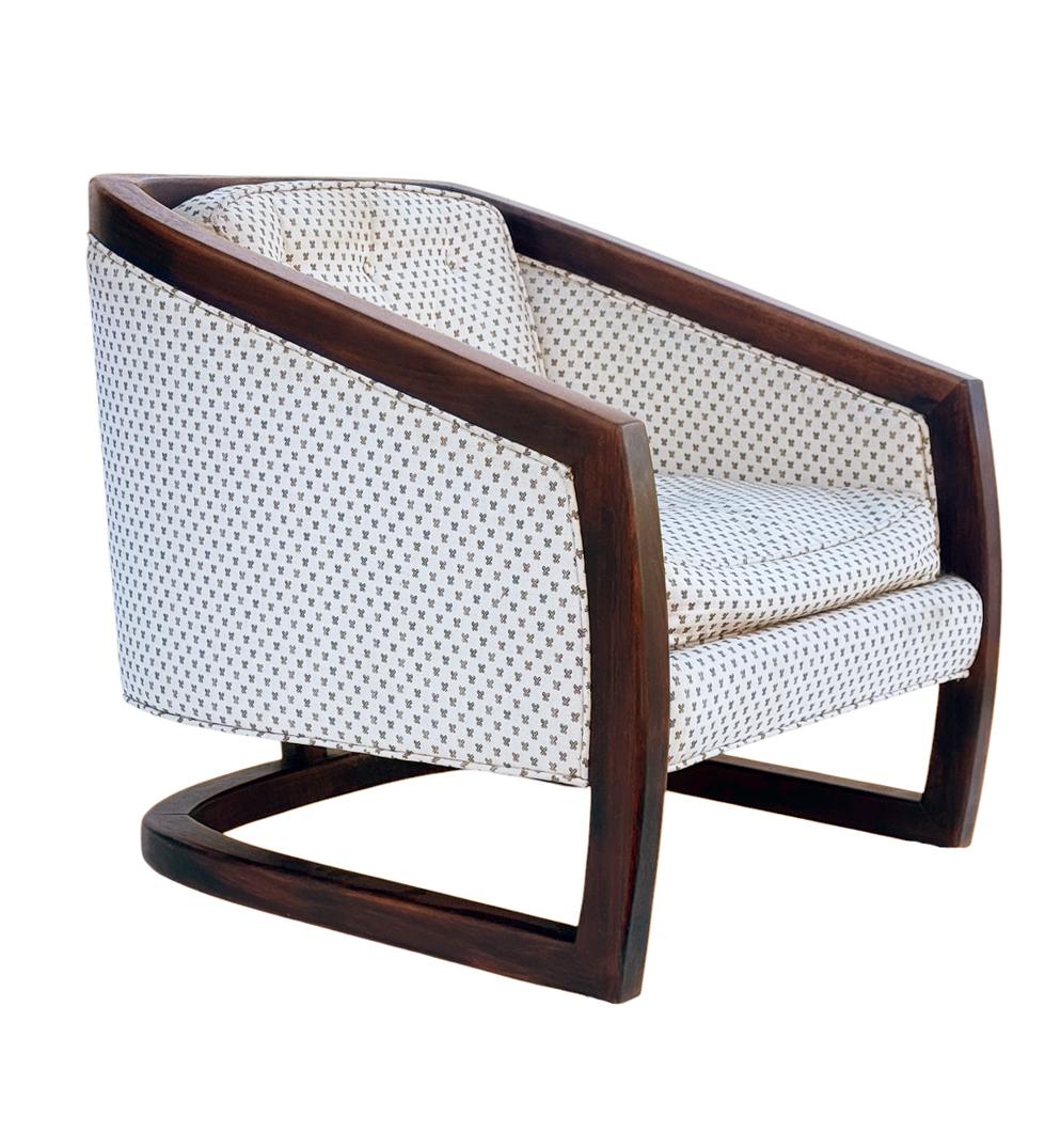 Un'elegante poltrona lounge a forma di fionda. Presenta l'imbottitura originale, un design strutturato e una struttura in noce massiccio.  si consiglia di recuperare. 


