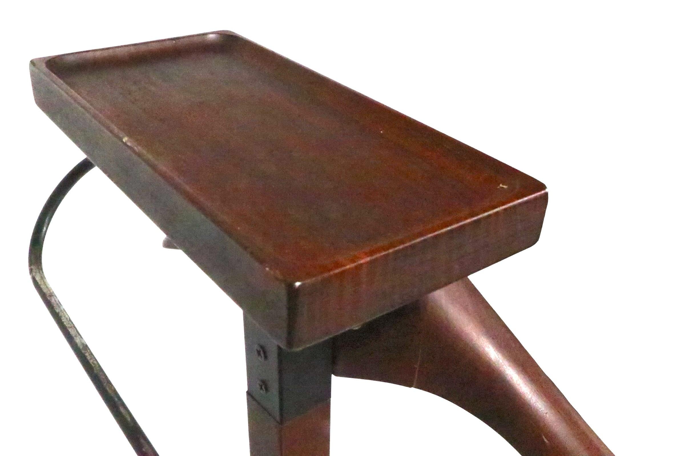 Exceptionnel valet de chambre autoportant et sculptural, exécuté par le client en bois massif, avec des garnitures métalliques. Ce support sophistiqué est en très bon état, propre, original et prêt à l'emploi, ne présentant qu'une usure mineure,