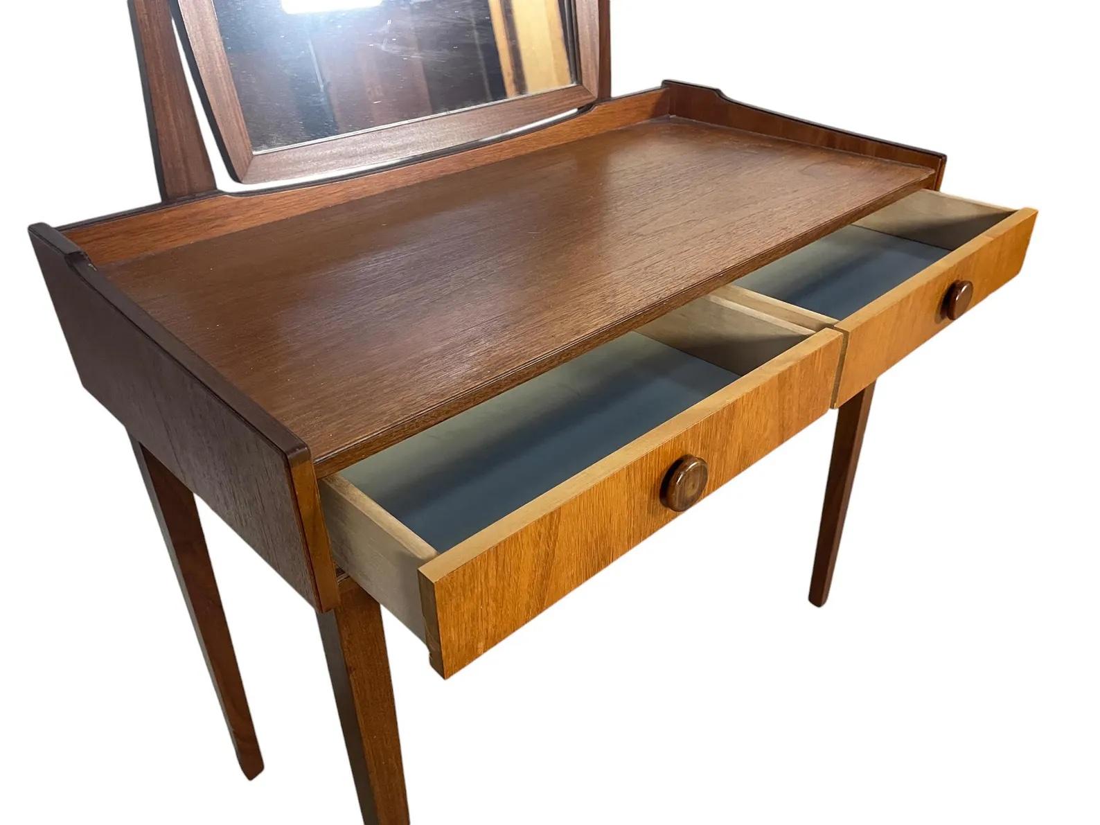 Mid Century Danish Modern Vanity Desk Table with Mirror In Good Condition For Sale In Hudson, NY
