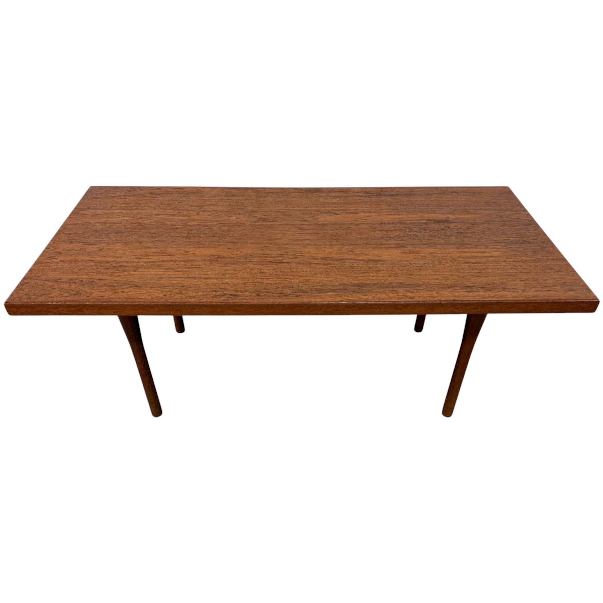 Table basse en teck Vejen du milieu du siècle dernier, moderne et danoise - Refinished ! en vente