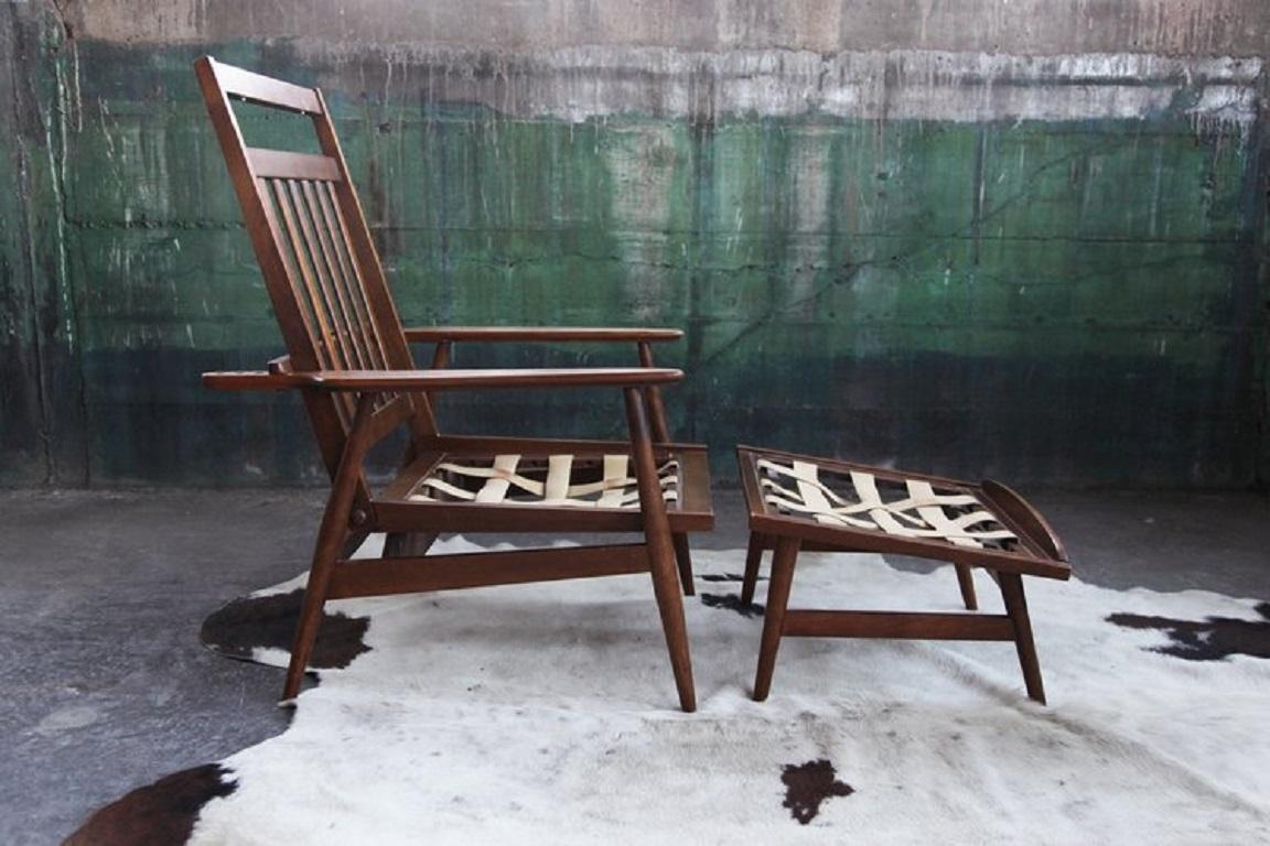 Schöne und sehr seltene Walnuss dänischen Liegesessel mit Fußstütze / Ottomane.

Sehr bequemer Stuhl, mit viel Charakter. Äußerst solide, robuste, ausgezeichnete Konstruktion, für die Ewigkeit gebaut!

Die Kissen dieses Stuhls sind abnehmbar.