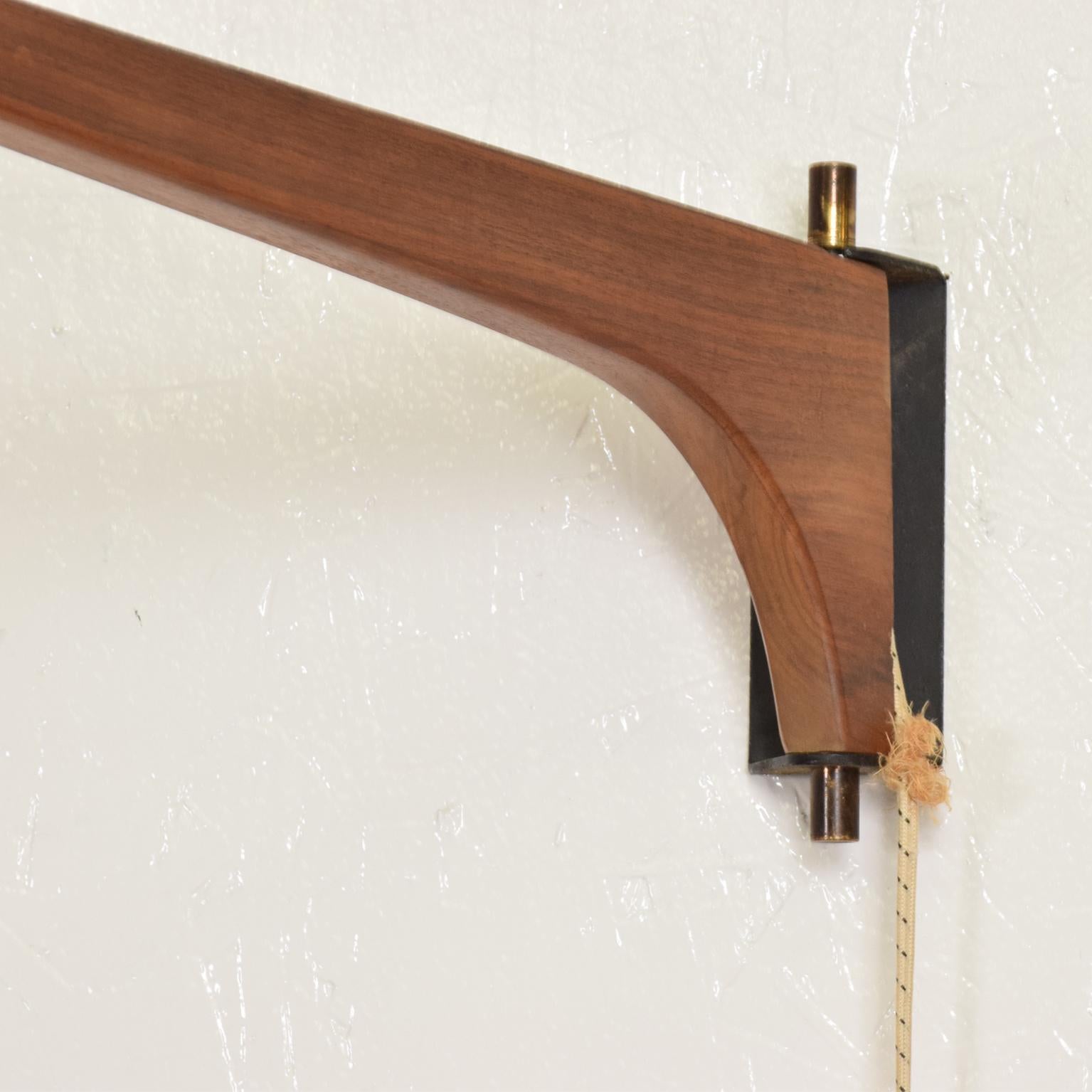 Midcentury Danish Modern Wall Sconce with Sculptural Shape, Eames Era Lightolier In Fair Condition In Chula Vista, CA
