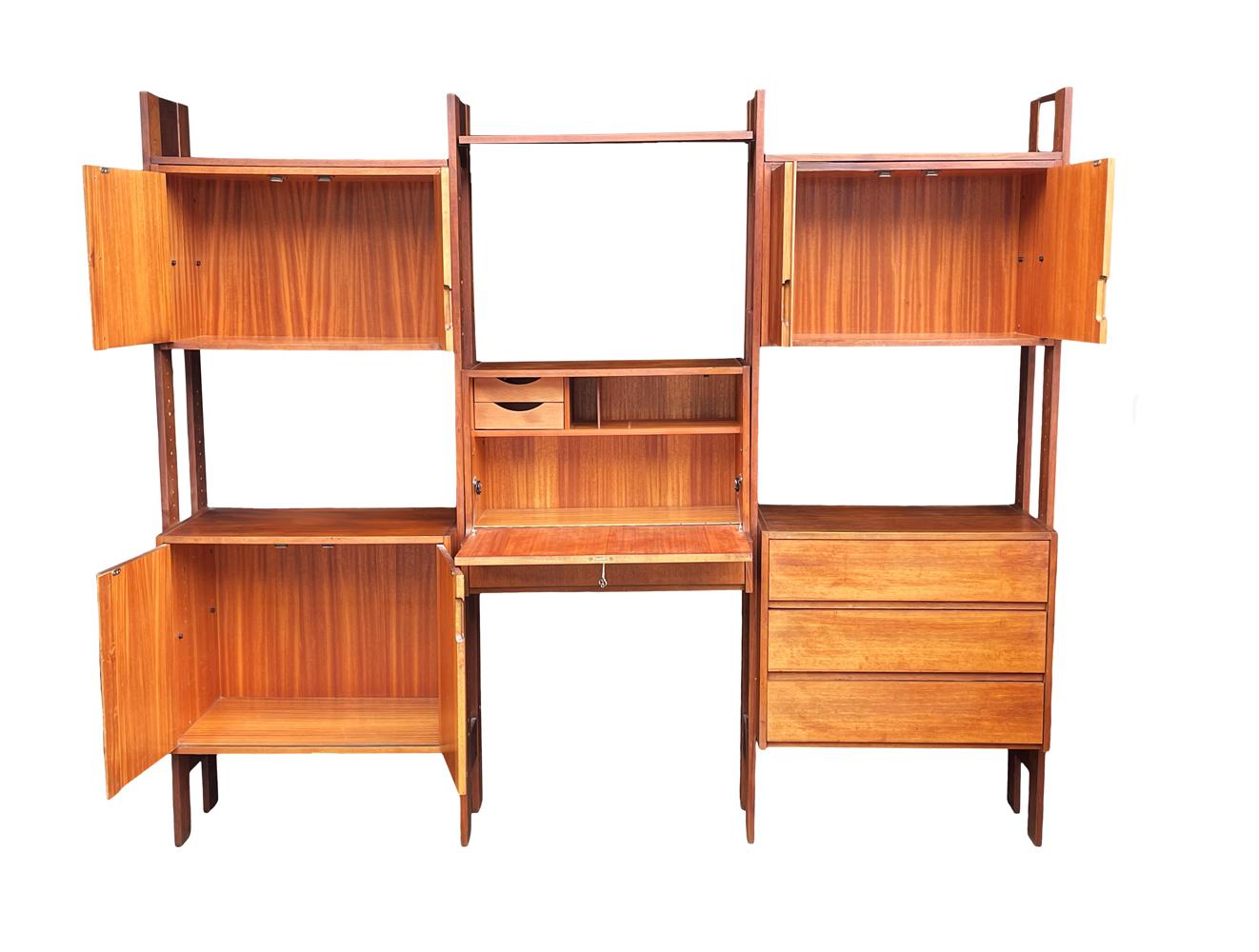 Mid Century Danish Modern Wall Unit mit Regalen und Schränken mit Schreibtisch aus Teakholz im Zustand „Gut“ im Angebot in Philadelphia, PA