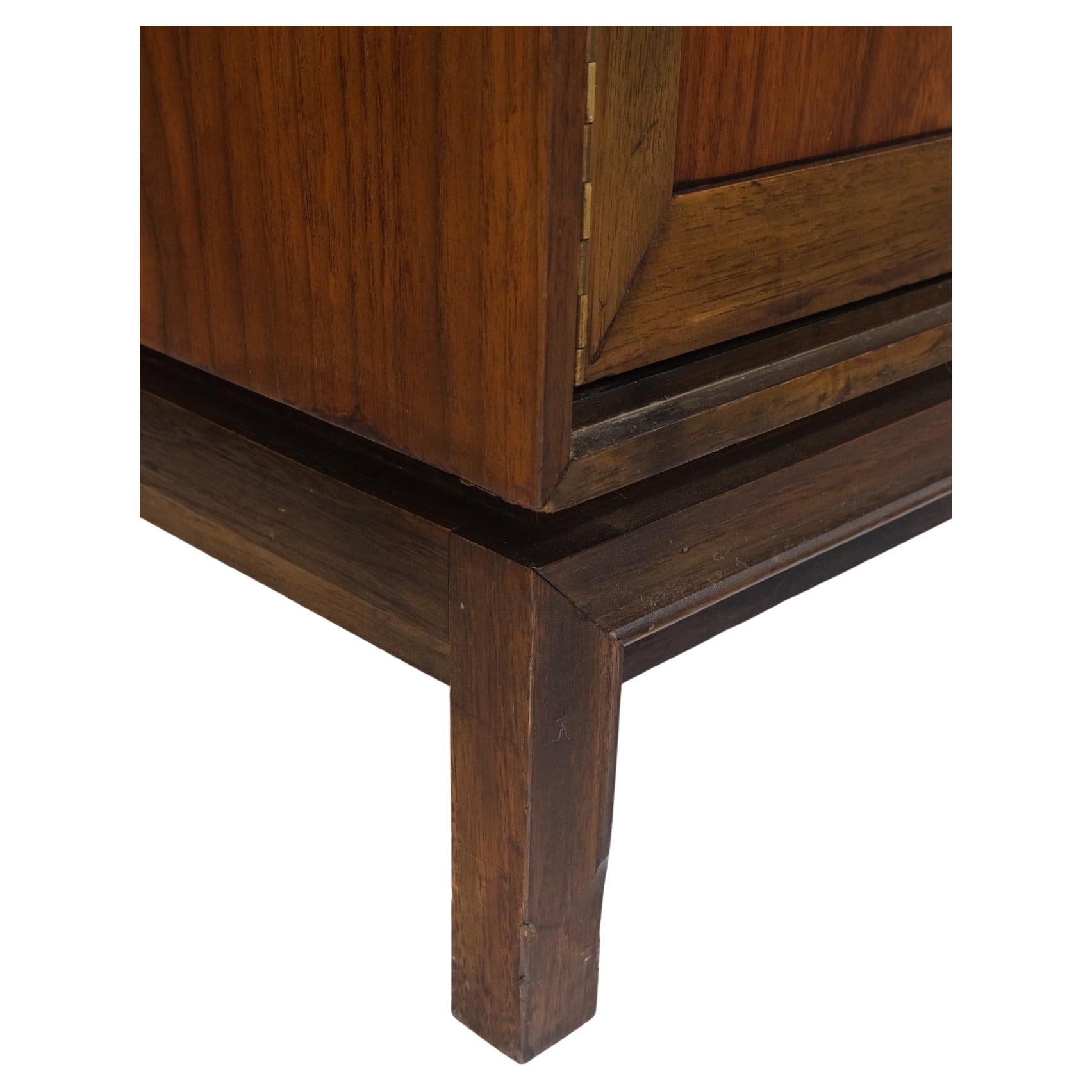 Mid Century Danish Modern Walnut 11 Drawers Dresser Credenza 2 Doors Compartment For Sale 3