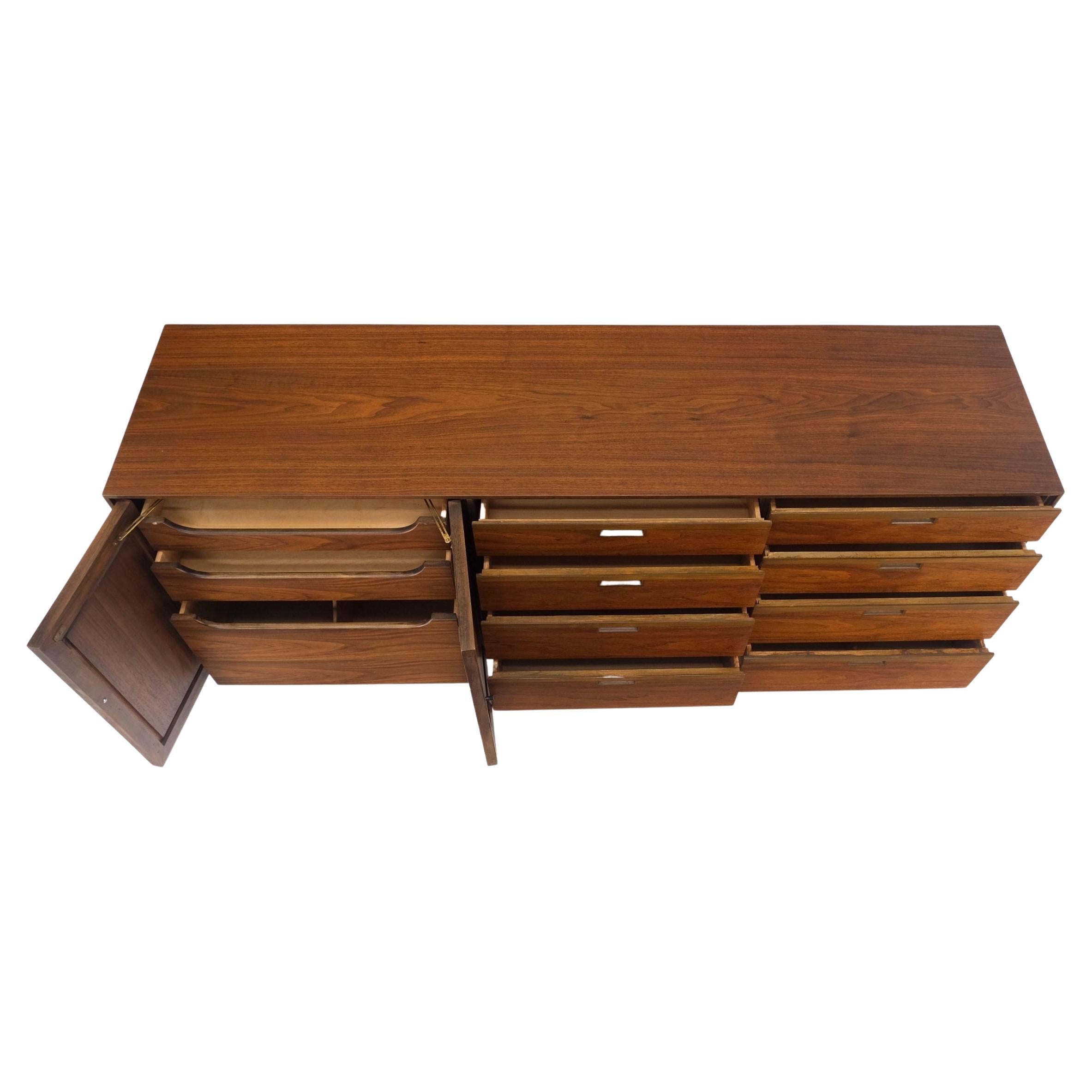 Mid Century Danish Modern Walnut 11 Drawers Dresser Credenza 2 Doors Compartment For Sale 4