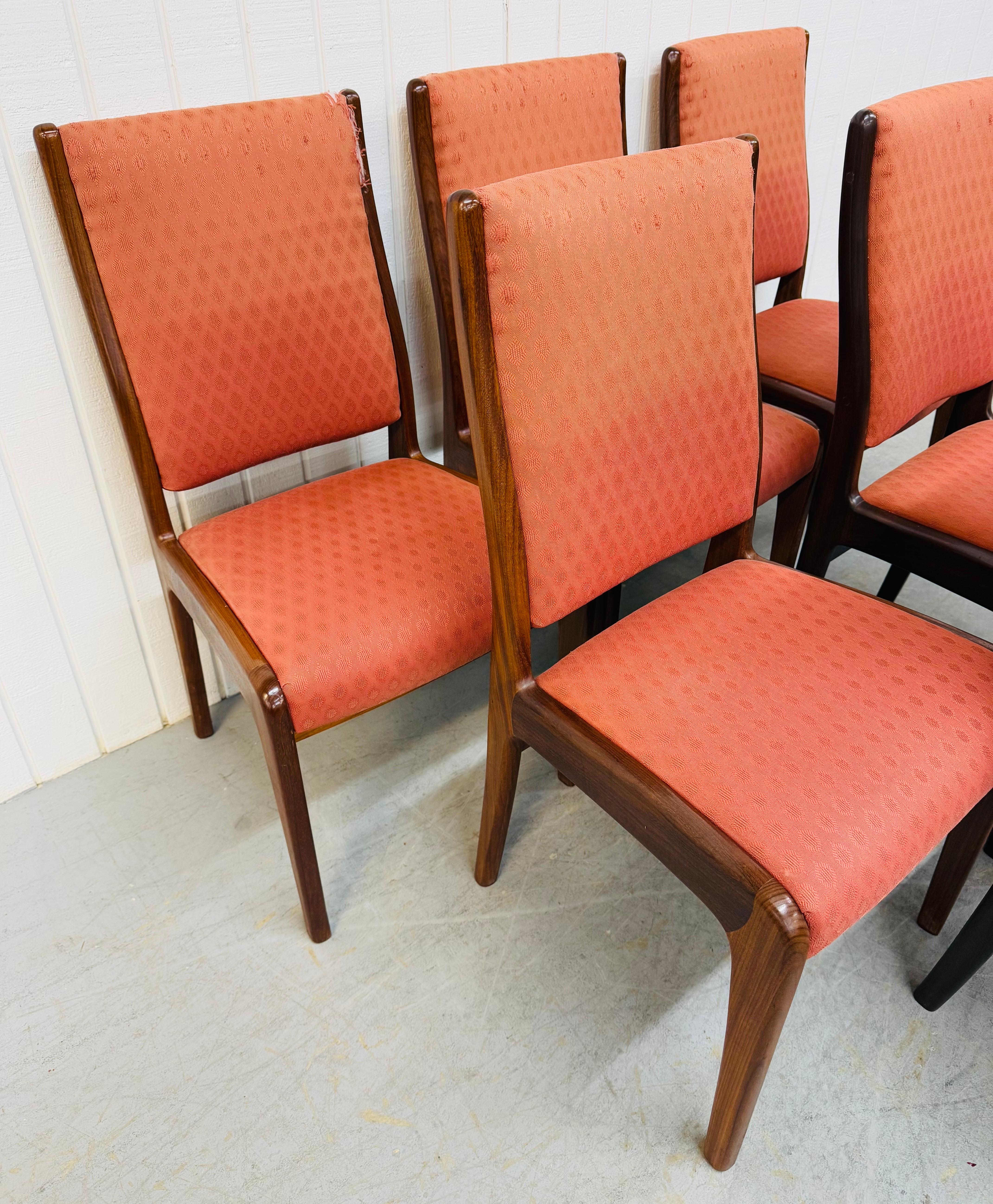 Questo annuncio si riferisce a un set di sei sedie da pranzo moderne danesi in noce della metà del secolo. Caratterizzata da un design con schienale alto, sei sedie laterali senza braccioli, struttura in legno, gambe moderne, schienali e sedute