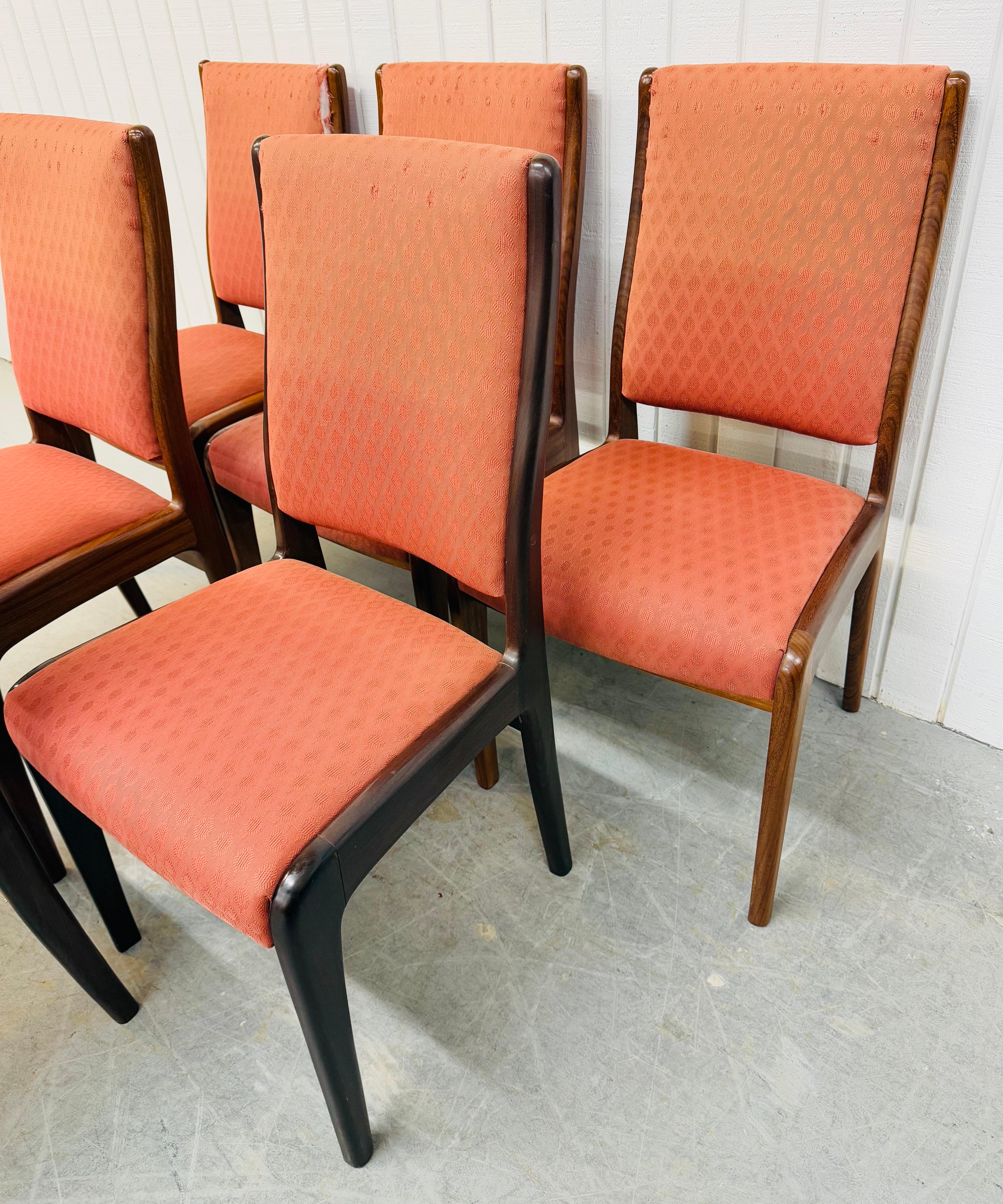 Mid-Century moderno Sedie da pranzo moderne danesi di metà secolo in legno di noce - Set di 6 in vendita