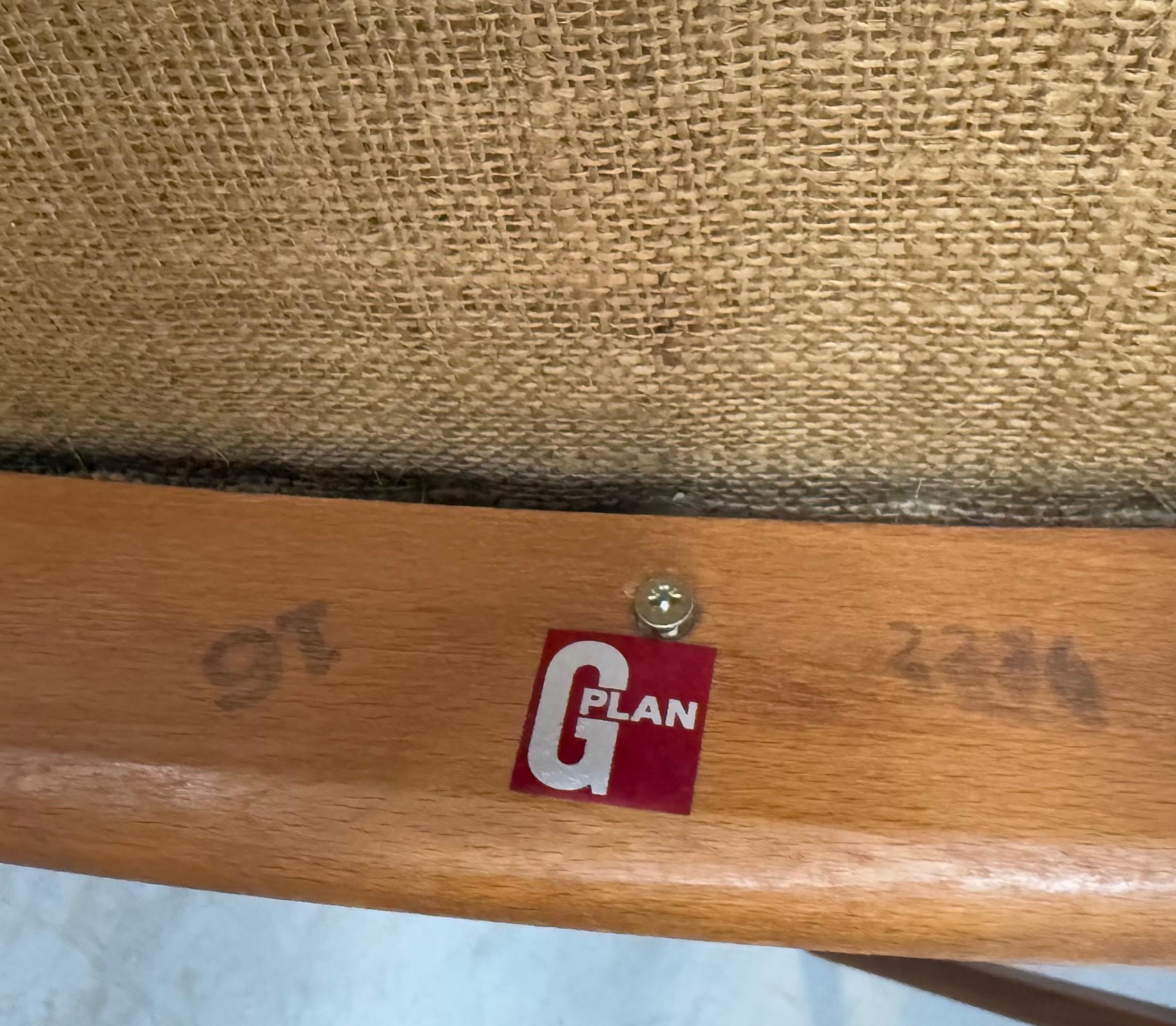 Tappezzeria Sedie da pranzo moderne danesi di metà secolo in legno di noce - Set di 6 in vendita