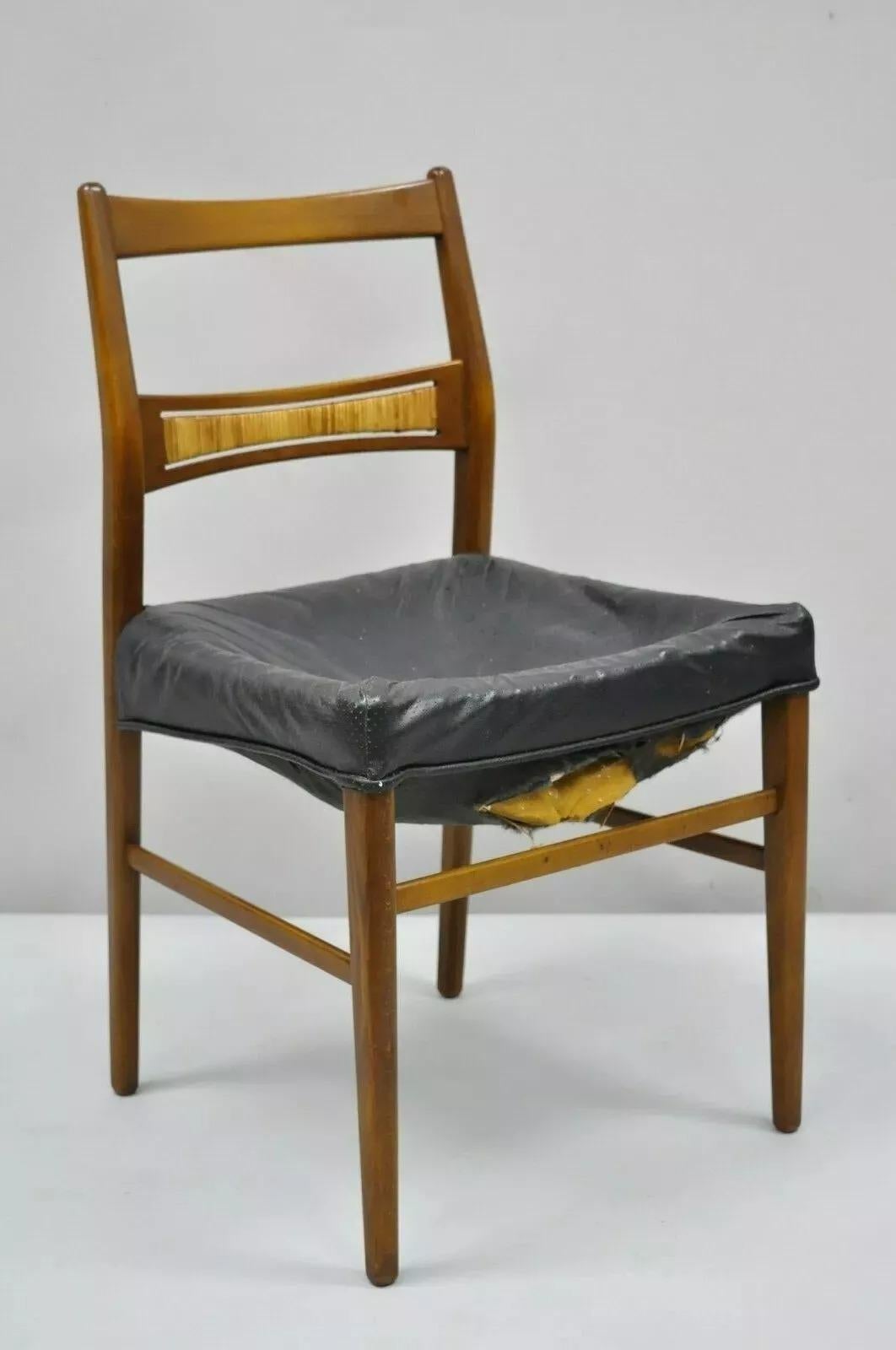 Sedia da pranzo danese moderna in noce del metà secolo con schienale in rattan intrecciato in vendita 3