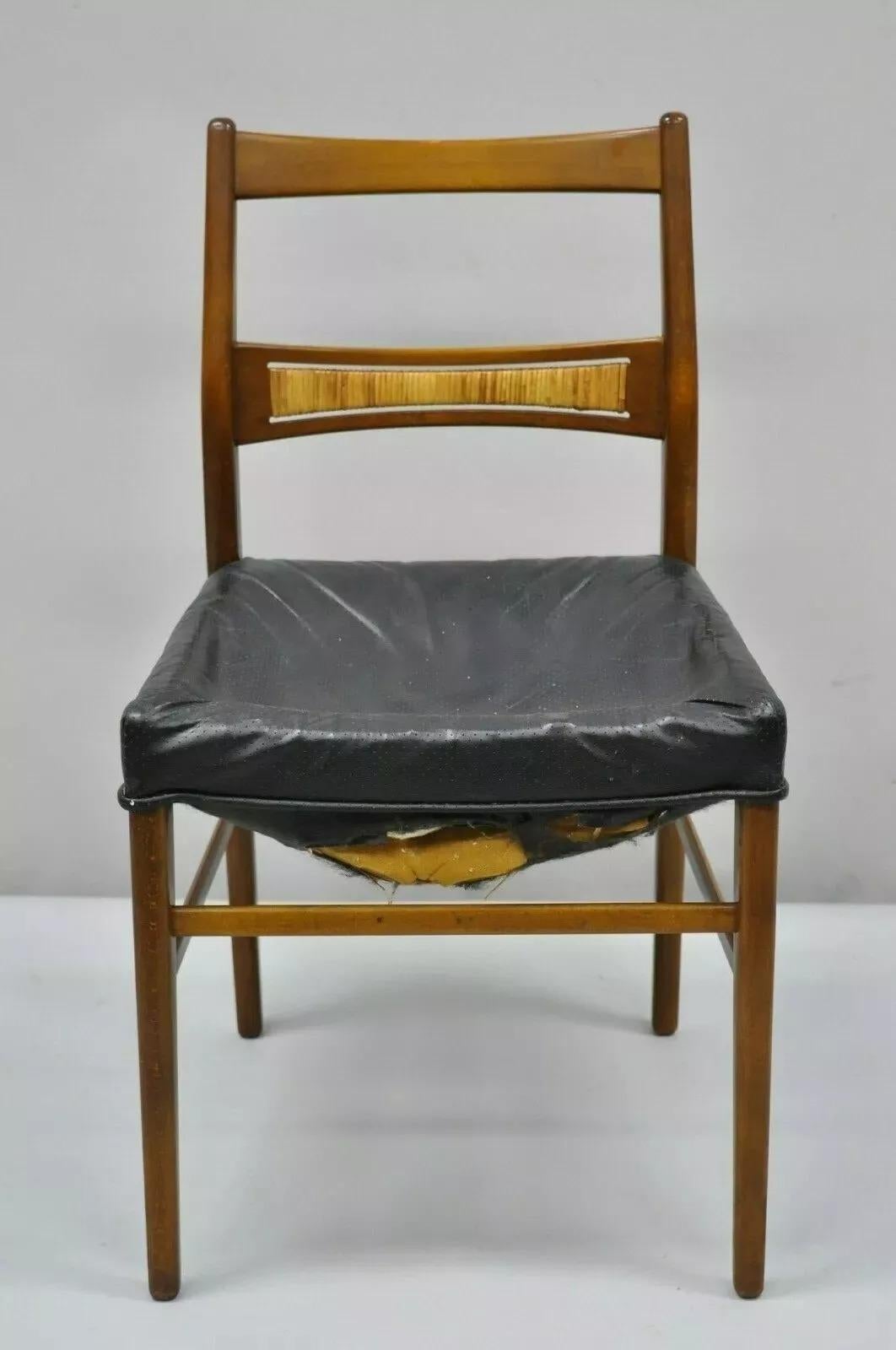 Sedia da pranzo moderna danese del Mid Century in noce con schienale in rattan intrecciato. L'articolo presenta uno schienale in rattan intrecciato, una struttura in legno massiccio, una bellissima venatura del legno, gambe affusolate e un design