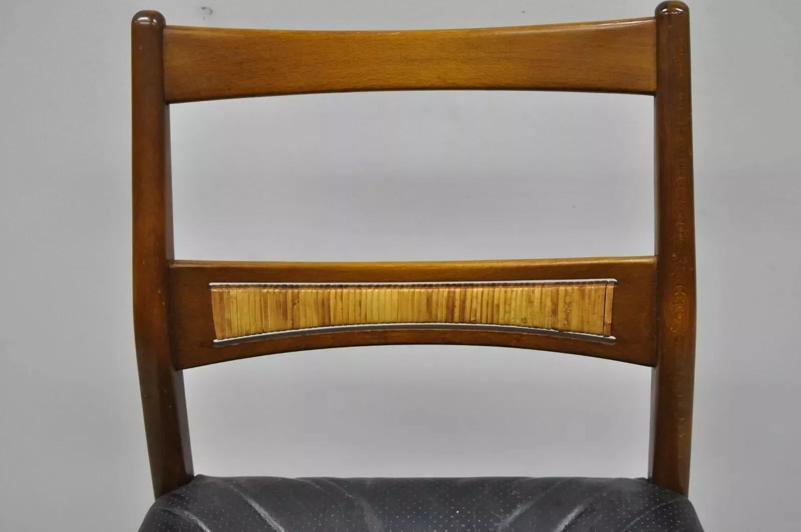 Altro Sedia da pranzo danese moderna in noce del metà secolo con schienale in rattan intrecciato in vendita