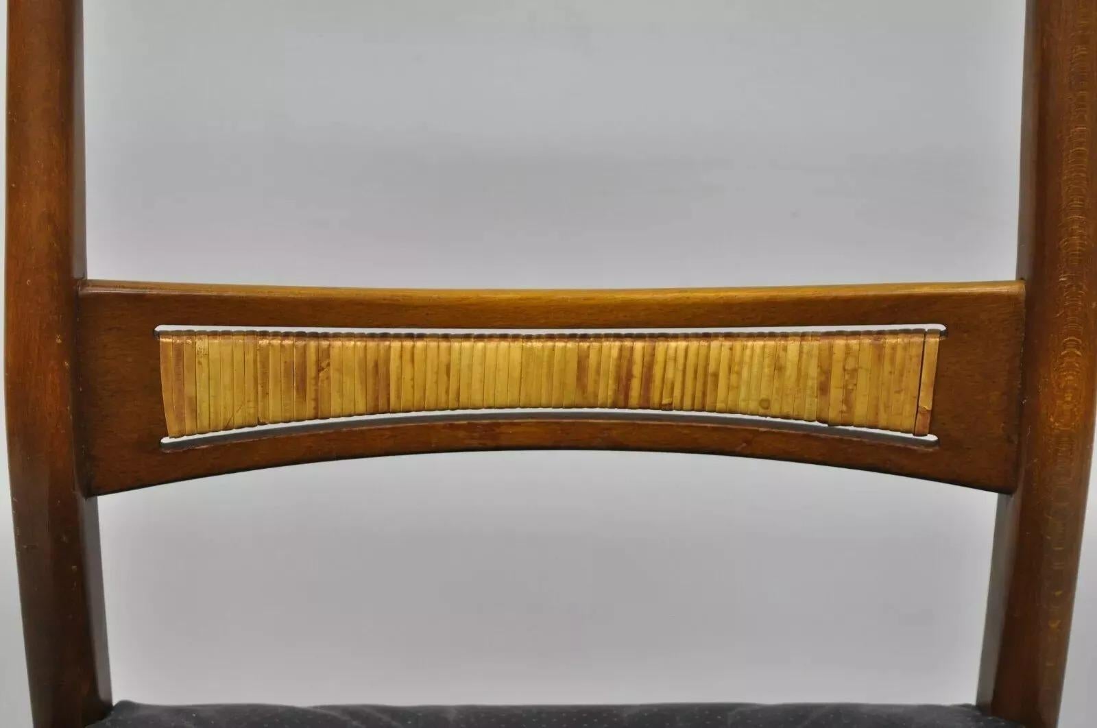 Sconosciuto Sedia da pranzo danese moderna in noce del metà secolo con schienale in rattan intrecciato in vendita
