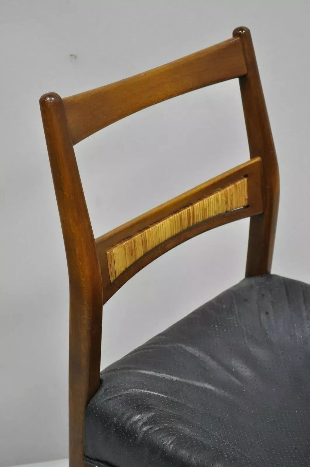 Sedia da pranzo danese moderna in noce del metà secolo con schienale in rattan intrecciato In condizioni buone in vendita a Philadelphia, PA