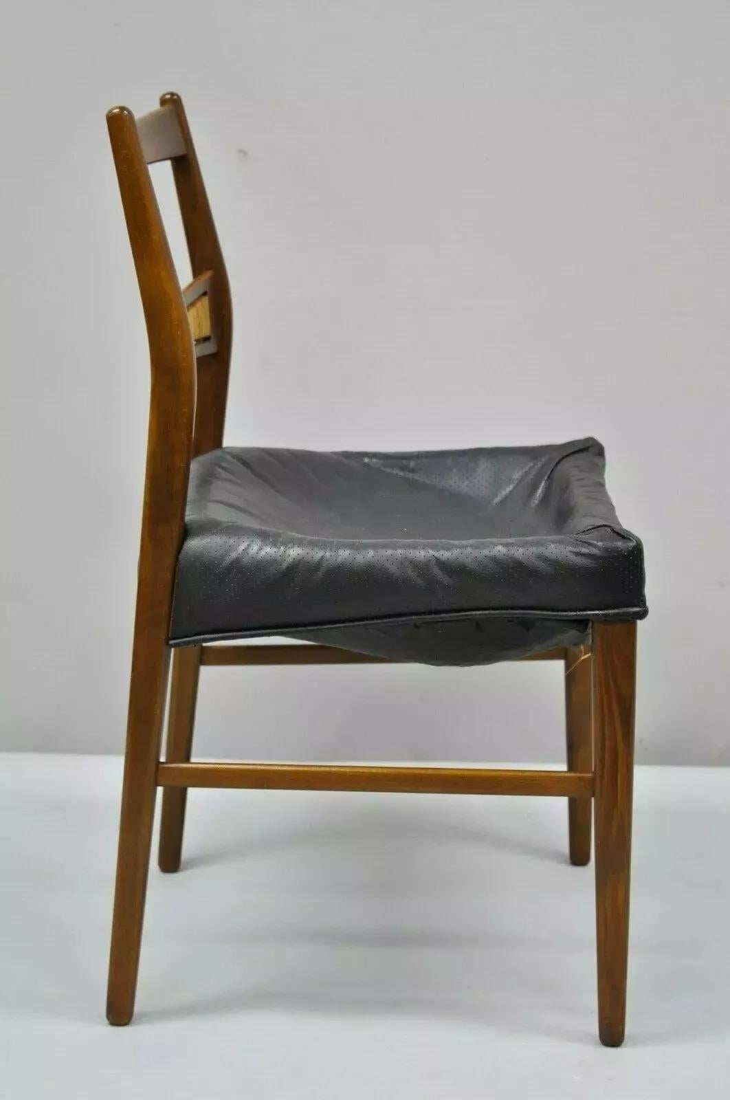 XX secolo Sedia da pranzo danese moderna in noce del metà secolo con schienale in rattan intrecciato in vendita
