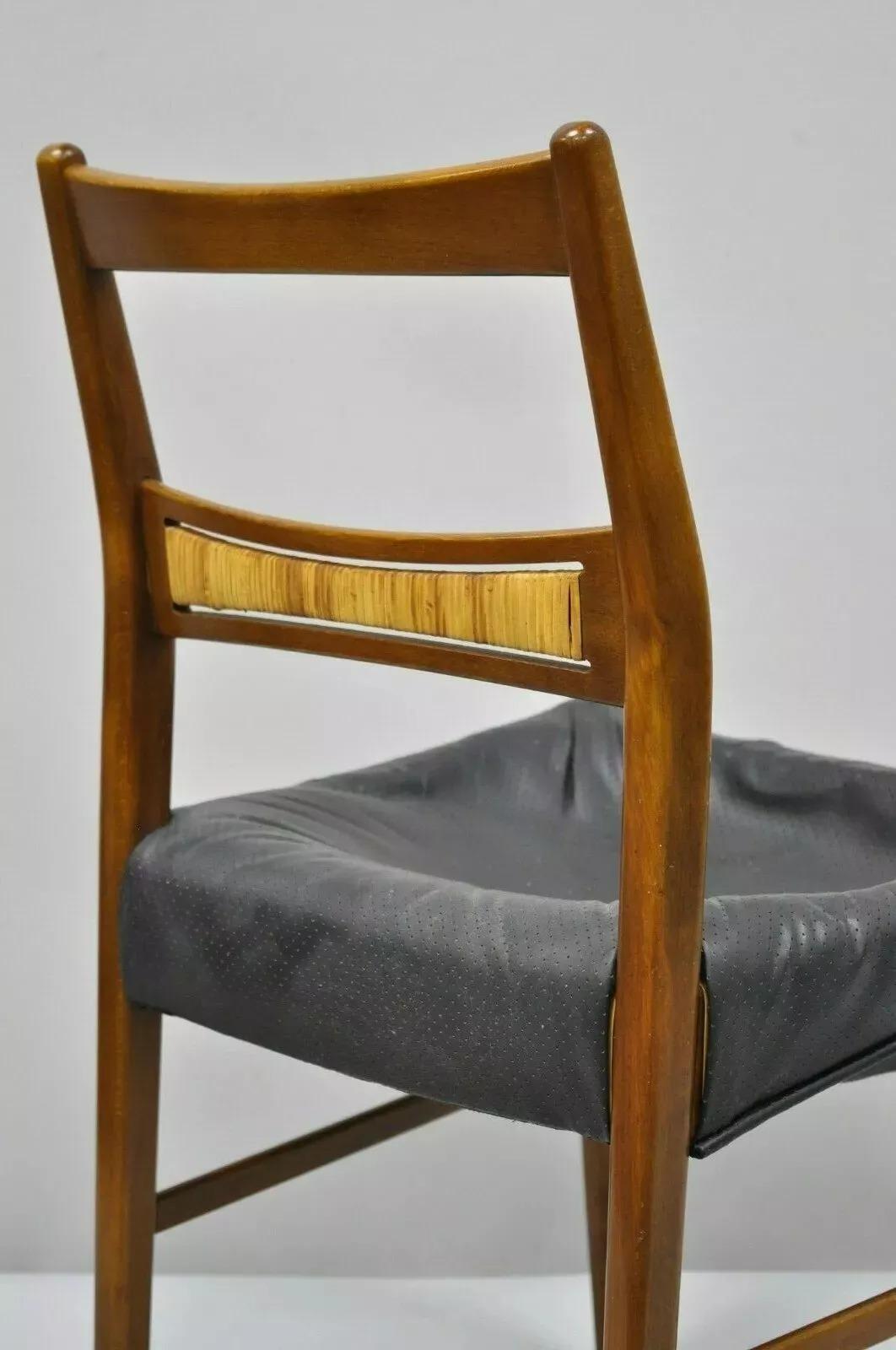 Rattan Sedia da pranzo danese moderna in noce del metà secolo con schienale in rattan intrecciato in vendita