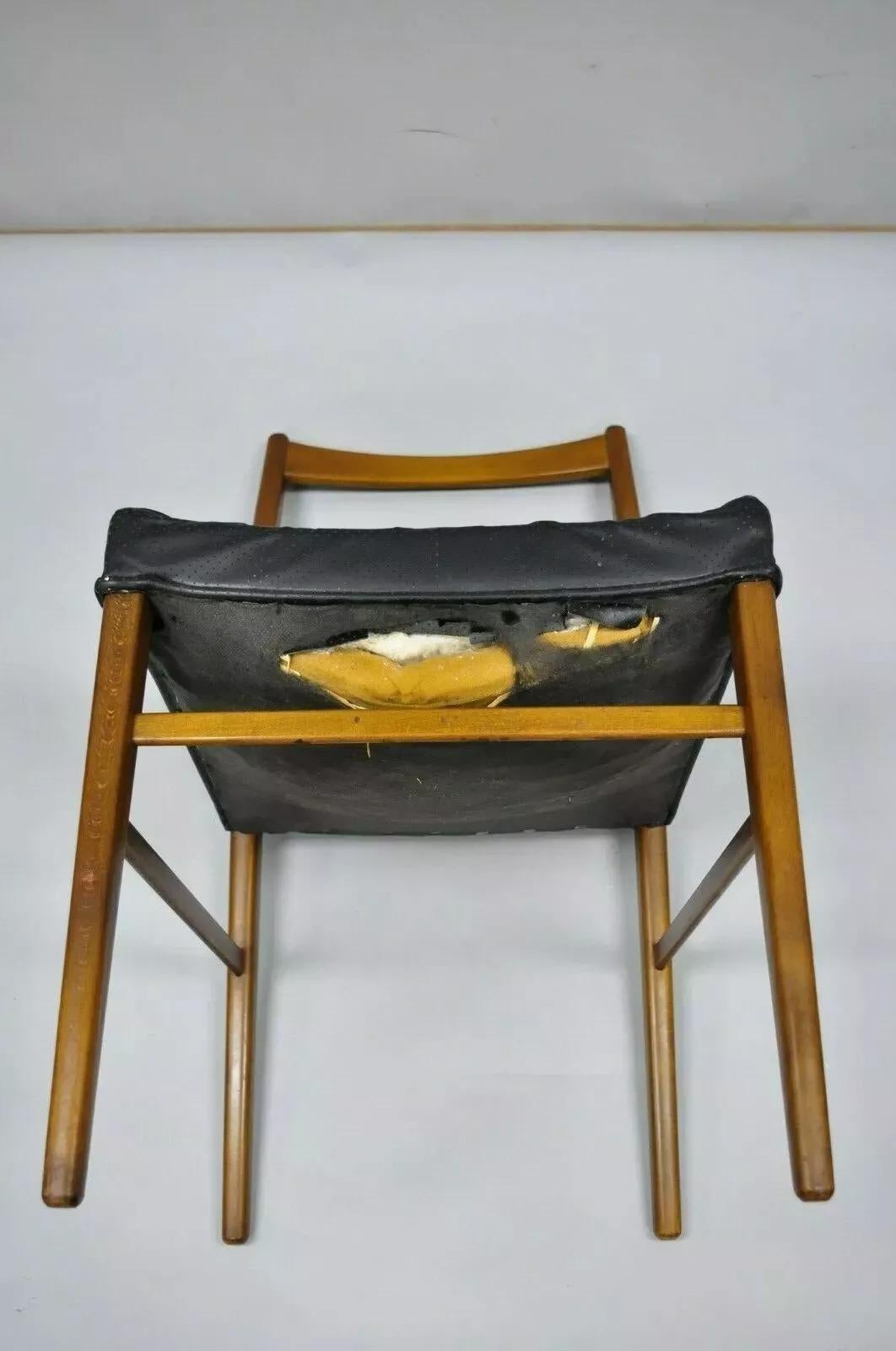 Sedia da pranzo danese moderna in noce del metà secolo con schienale in rattan intrecciato in vendita 1