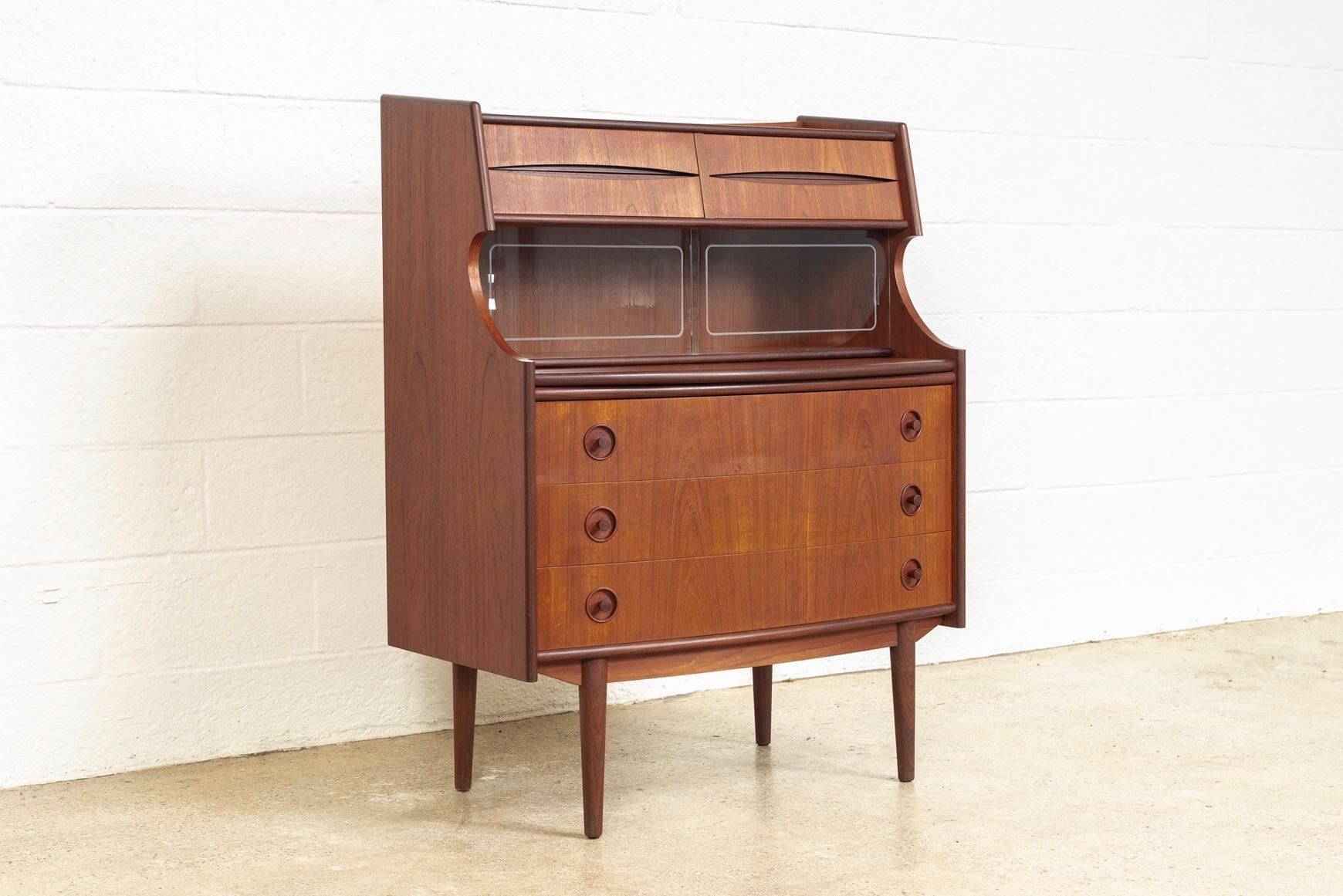 Midcentury Danish Modern Walnut Wood Two-Toned Secretary Desk or Bar Cabinet In Good Condition For Sale In Detroit, MI