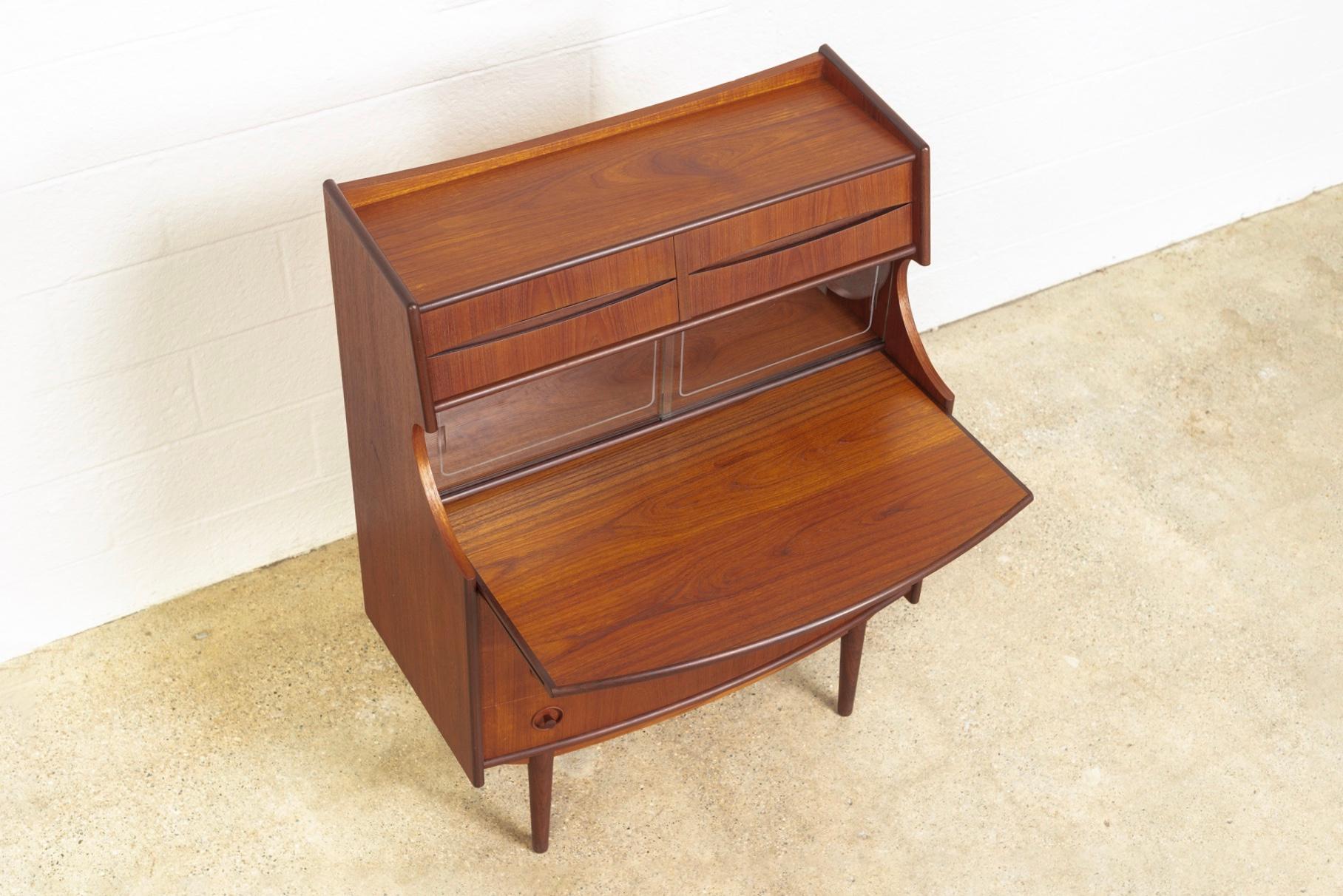 Midcentury Danish Modern Walnut Wood Two-Toned Secretary Desk or Bar Cabinet For Sale 3
