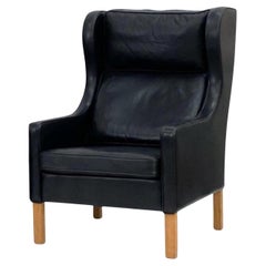 Sedia Wingback moderna danese di metà secolo in pelle nera stile Børge Mogensen