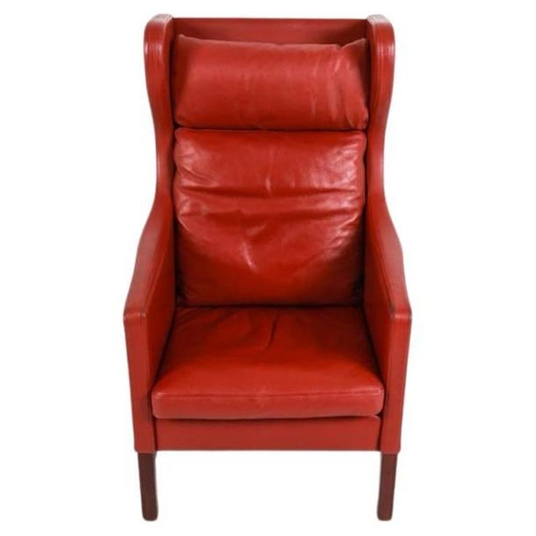Sedia da camino danese moderna di metà secolo in pelle rossa, nello stile di Børge Mogensen, con una bellissima patina. La sedia presenta un'usura e un utilizzo minimi. Tutto originale d'epoca. Bellissima pelle rossa super morbida. Gambe in Wood