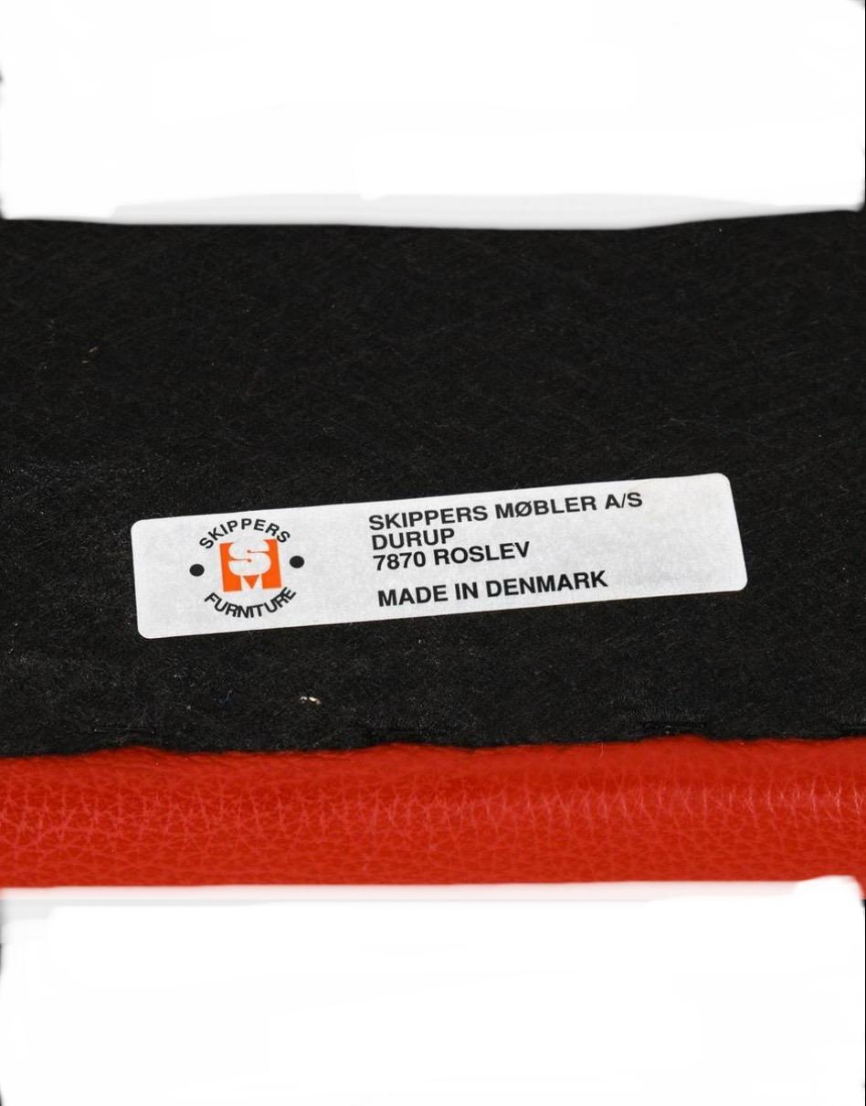 Metà XX secolo Sedia Wingback in pelle rossa della metà del secolo scorso in stile danese di Børge Mogensen in vendita
