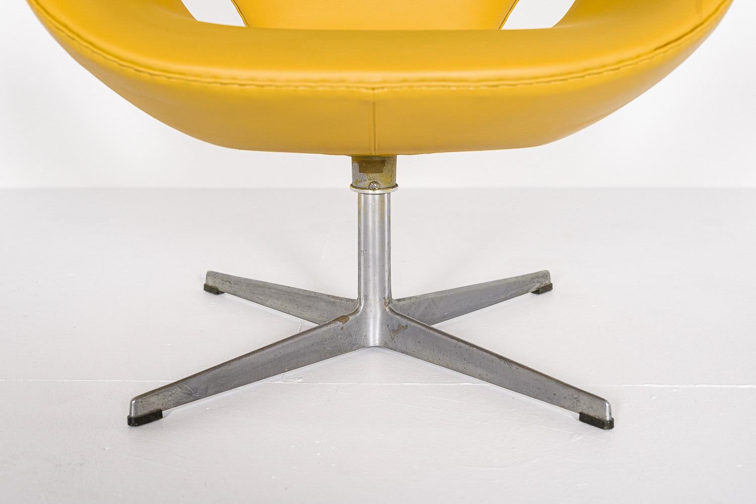 Chaises en forme de cygne jaune de style danois moderne du milieu du siècle dernier d'Arne Jacobsen pour Fritz Hansen en vente 3