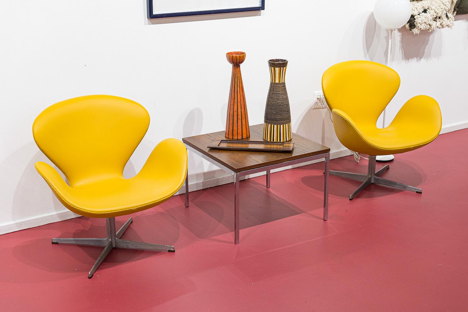 Mid Century Danish Modern Yellow Swan Chairs by Arne Jacobsen for Fritz Hansen For Sale 6