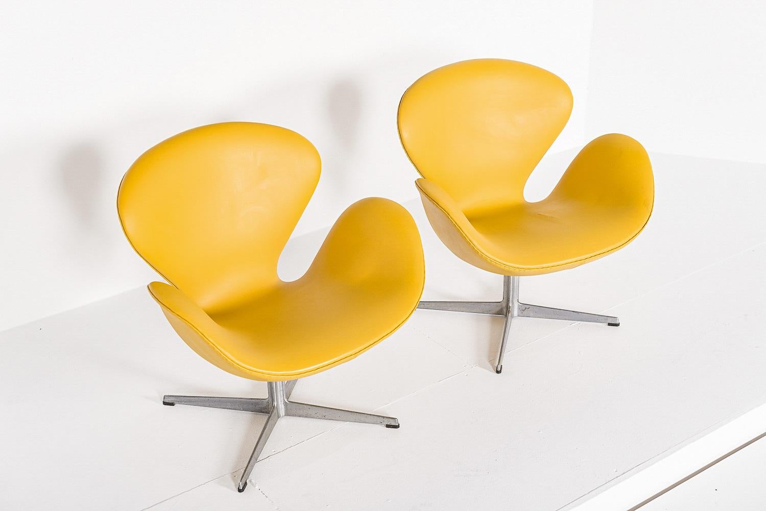 Dänische moderne gelbe Schwanenstühle aus der Mitte des Jahrhunderts von Arne Jacobsen für Fritz Hansen (Moderne der Mitte des Jahrhunderts) im Angebot