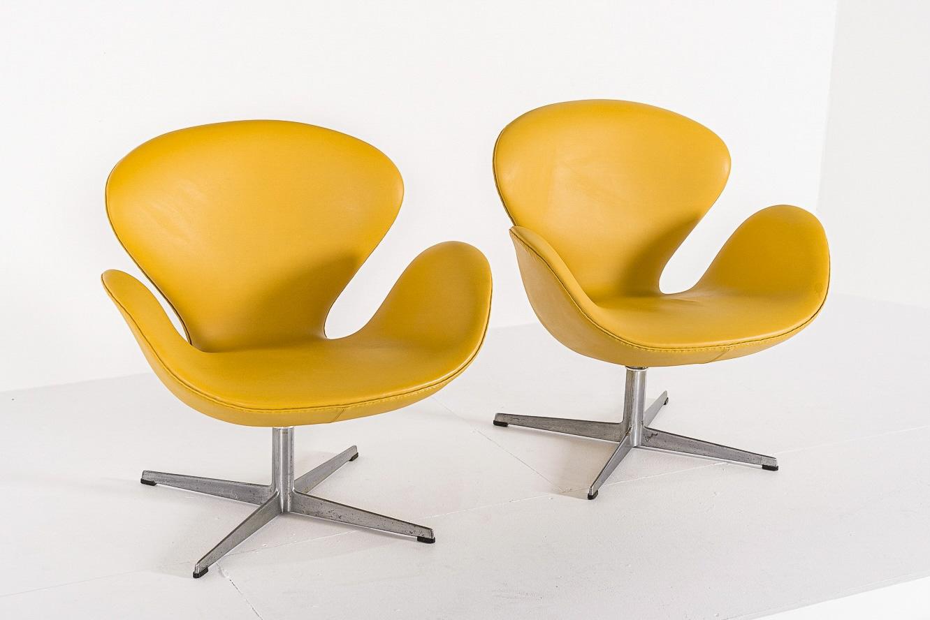 Dänische moderne gelbe Schwanenstühle aus der Mitte des Jahrhunderts von Arne Jacobsen für Fritz Hansen im Zustand „Gut“ im Angebot in Detroit, MI