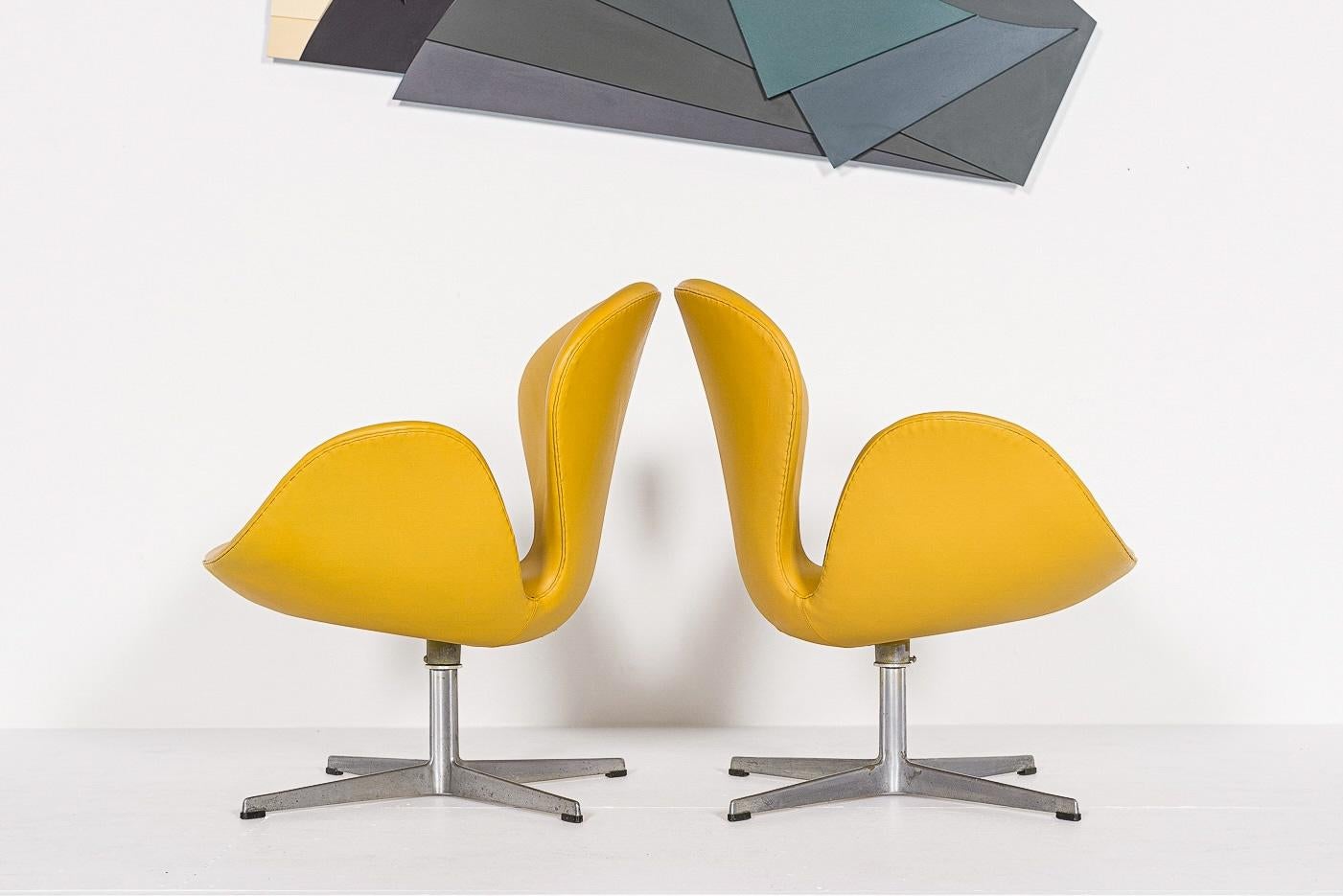 Dänische moderne gelbe Schwanenstühle aus der Mitte des Jahrhunderts von Arne Jacobsen für Fritz Hansen (Mitte des 20. Jahrhunderts) im Angebot