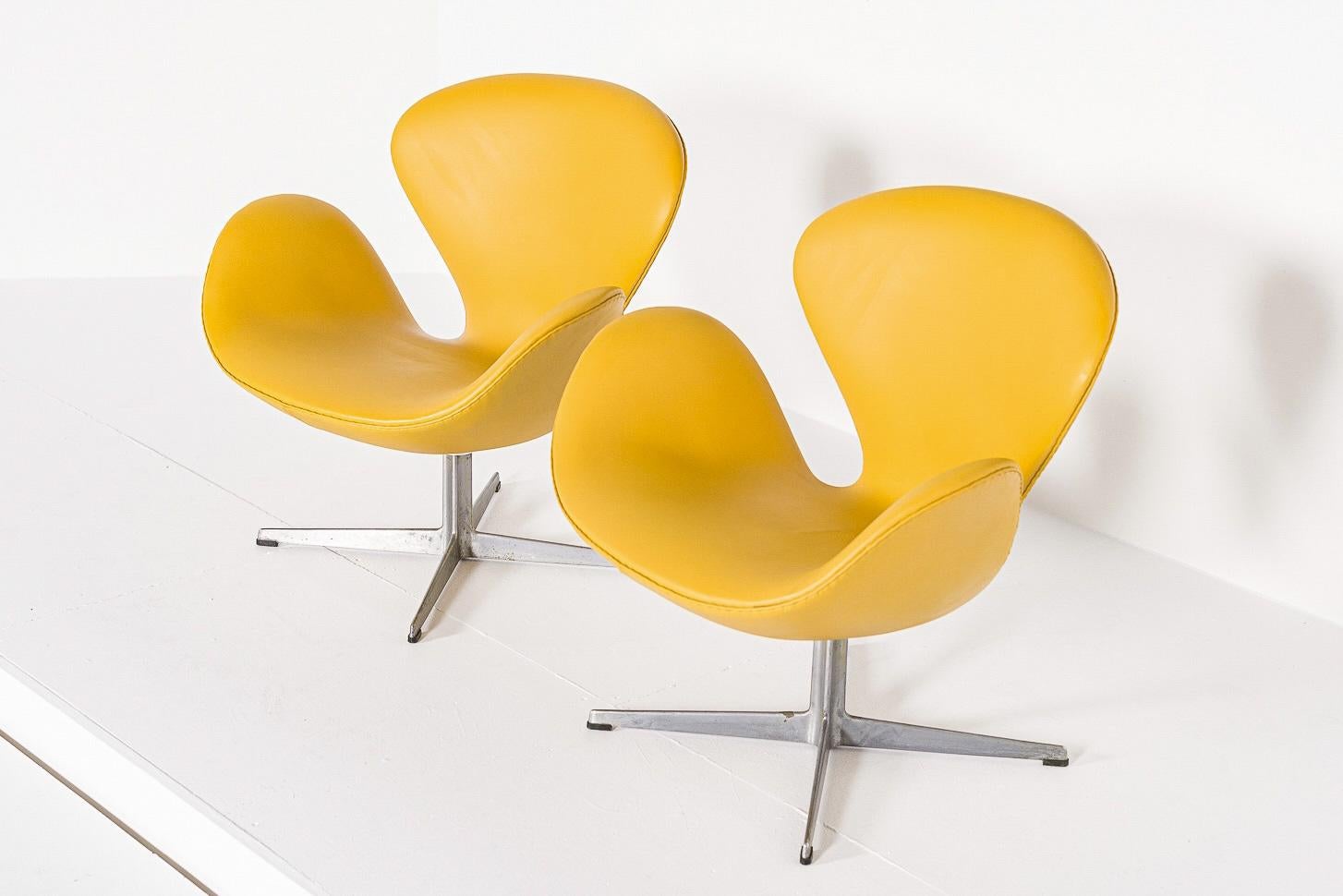 Dänische moderne gelbe Schwanenstühle aus der Mitte des Jahrhunderts von Arne Jacobsen für Fritz Hansen (Stahl) im Angebot