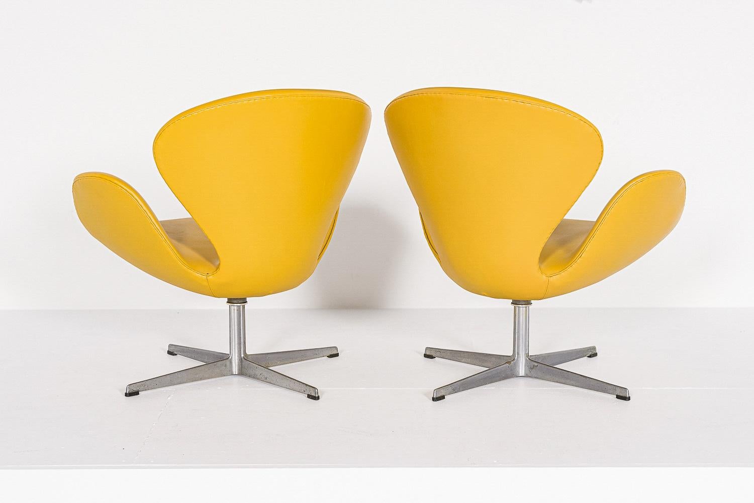 Mid Century Danish Modern Yellow Swan Chairs by Arne Jacobsen for Fritz Hansen For Sale 1