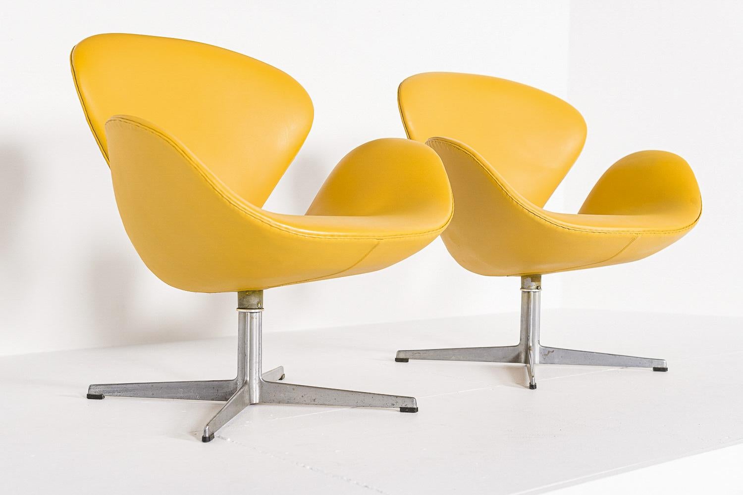 Chaises en forme de cygne jaune de style danois moderne du milieu du siècle dernier d'Arne Jacobsen pour Fritz Hansen en vente 1