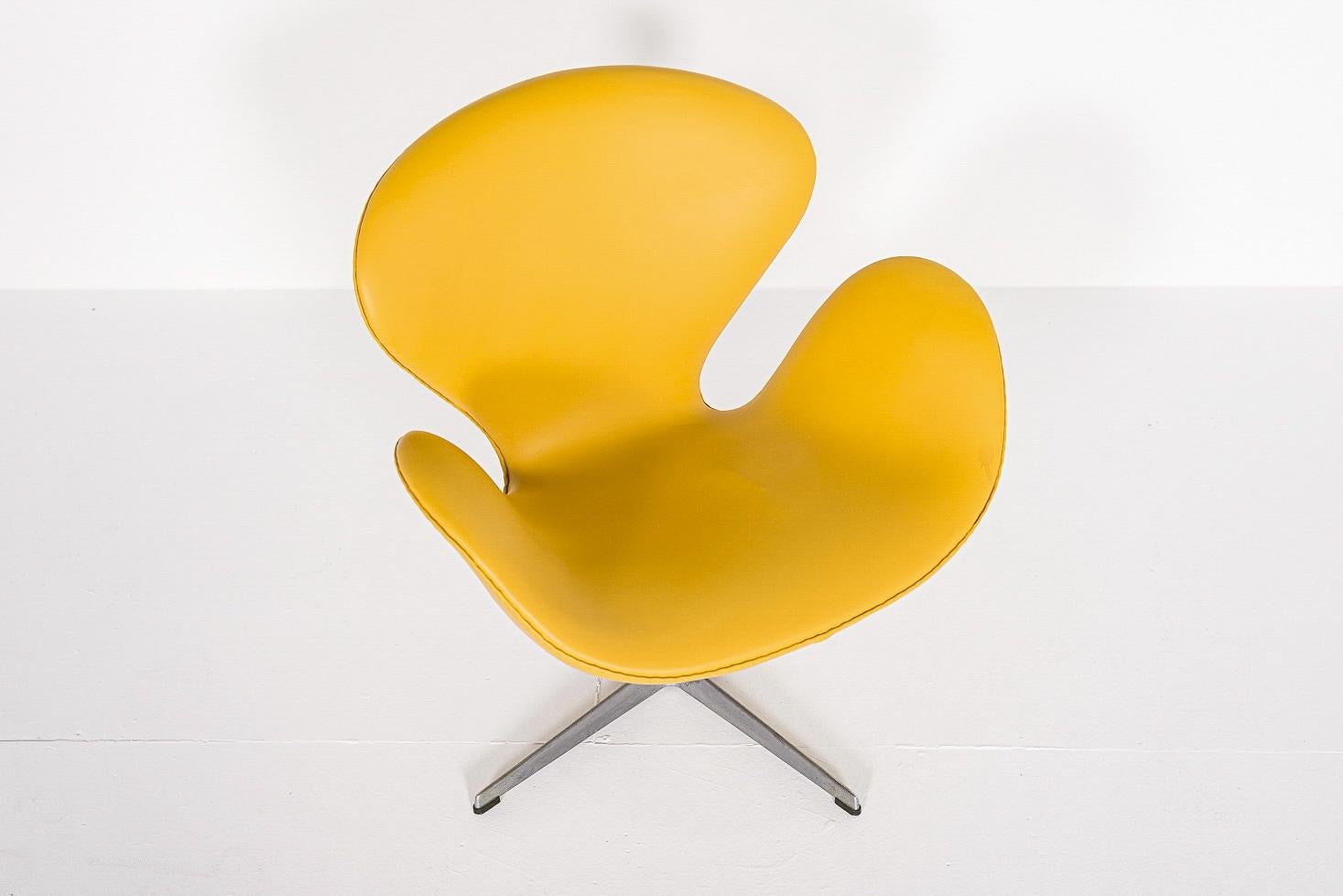 Dänische moderne gelbe Schwanenstühle aus der Mitte des Jahrhunderts von Arne Jacobsen für Fritz Hansen im Angebot 3