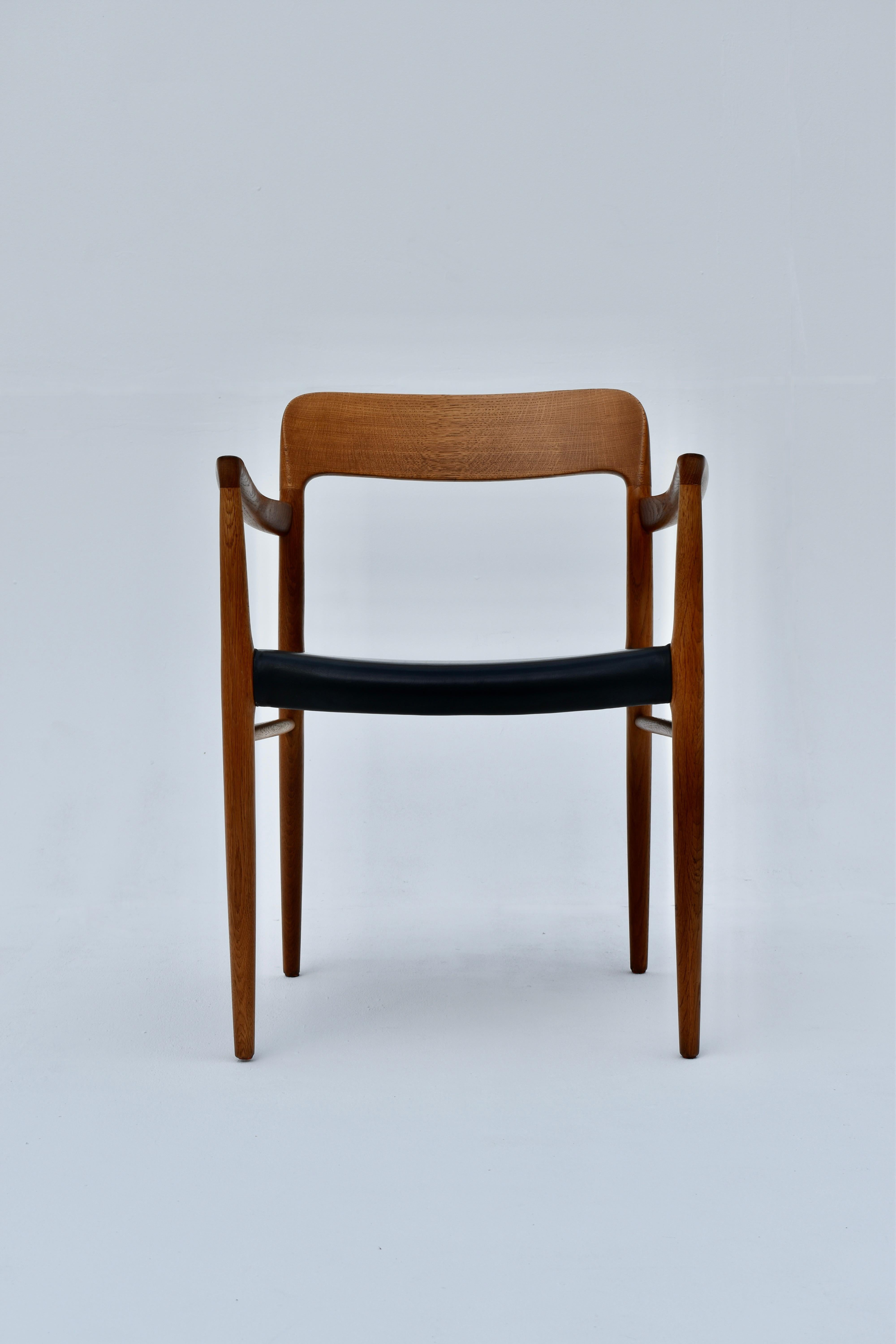 Ein sehr hübscher und fein gearbeiteter Stuhl, der in den frühen 50er Jahren von Niels Moller entworfen wurde.

Dieses Design ist ziemlich schwer zu bekommen, vor allem in Eiche angeboten, da die meisten in Teakholz hergestellt wurden.

Das Holz