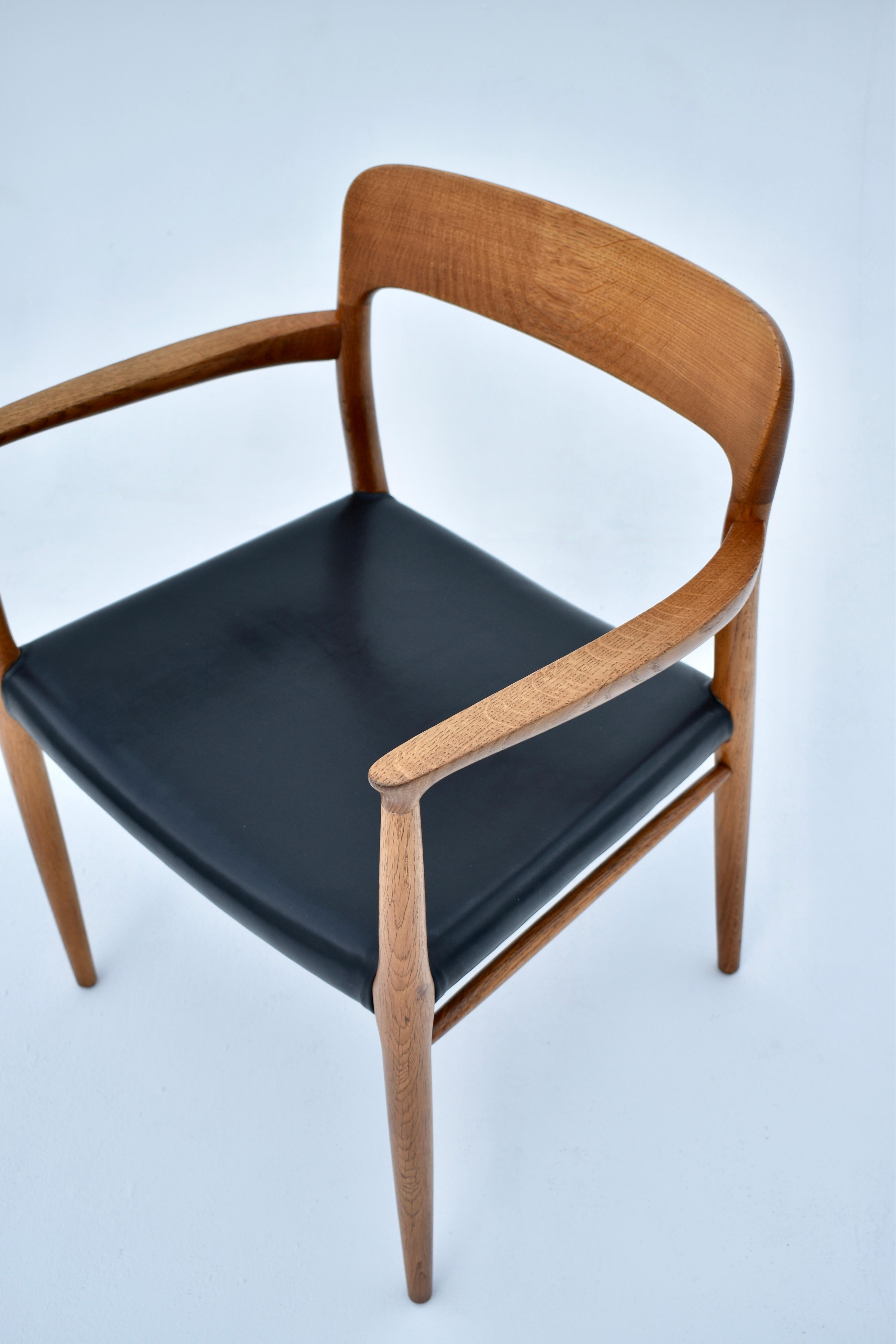 Sillón danés de mediados de siglo Niels Moller Modelo 56 de roble para JL Mollers Mobelfabrik en Bueno estado para la venta en Shepperton, Surrey