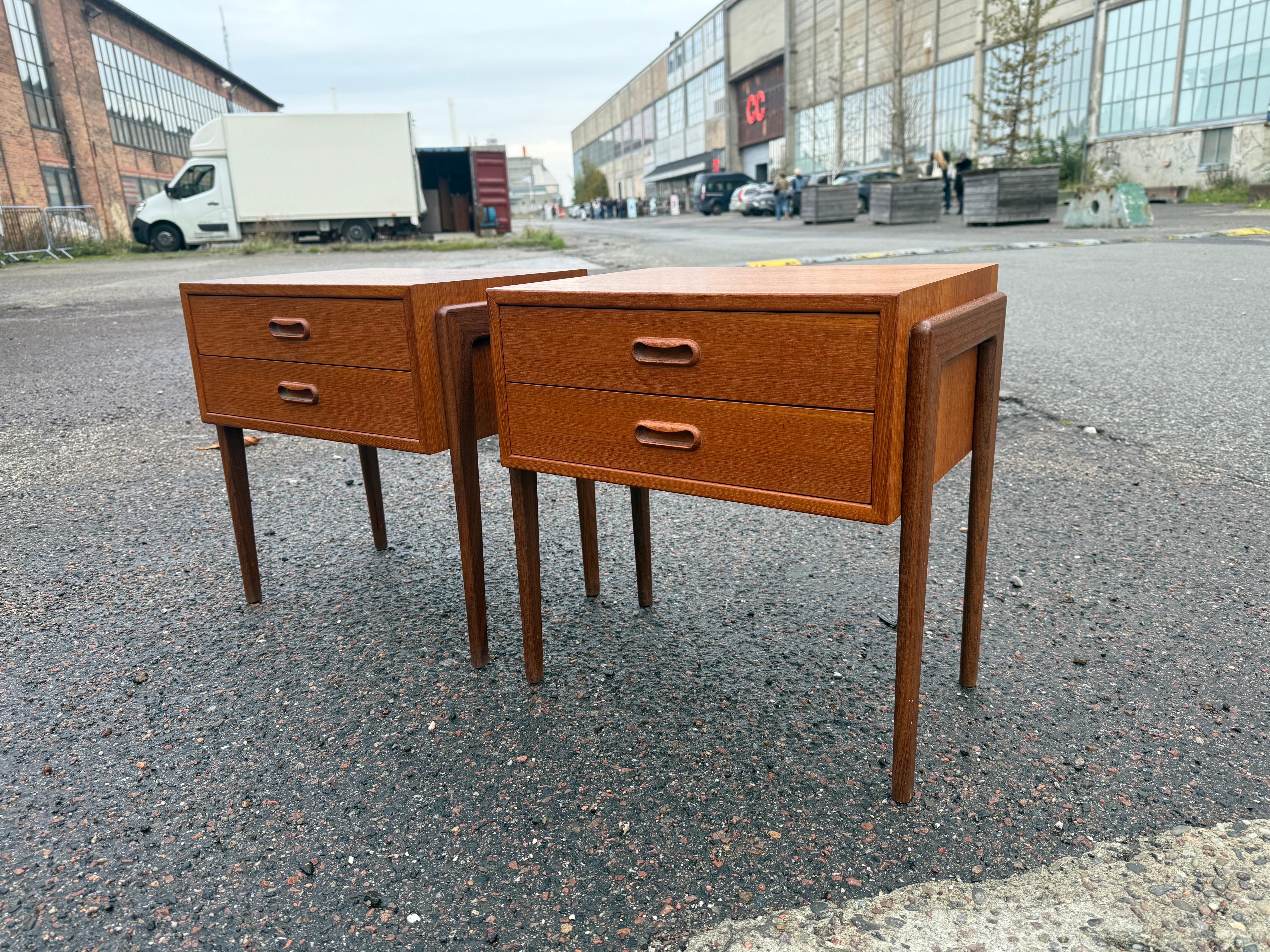 Tables de nuit danoises du milieu du siècle de Ølholm Møbler, 1964, ensemble de 2 Bon état - En vente à Copenhagen, DK