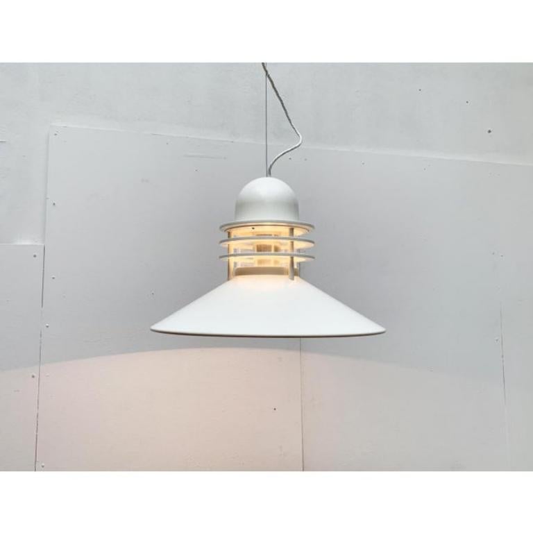 Pendolo Nyhavn del produttore danese Poulsen su disegno di Alfred Homann e Ole V. Kjær degli anni '70. Qui nella rara versione maxi.

Questa versione grande del classico Nyhavn convince per le sue dimensioni, con un diametro di quasi 60 cm. Colpisce