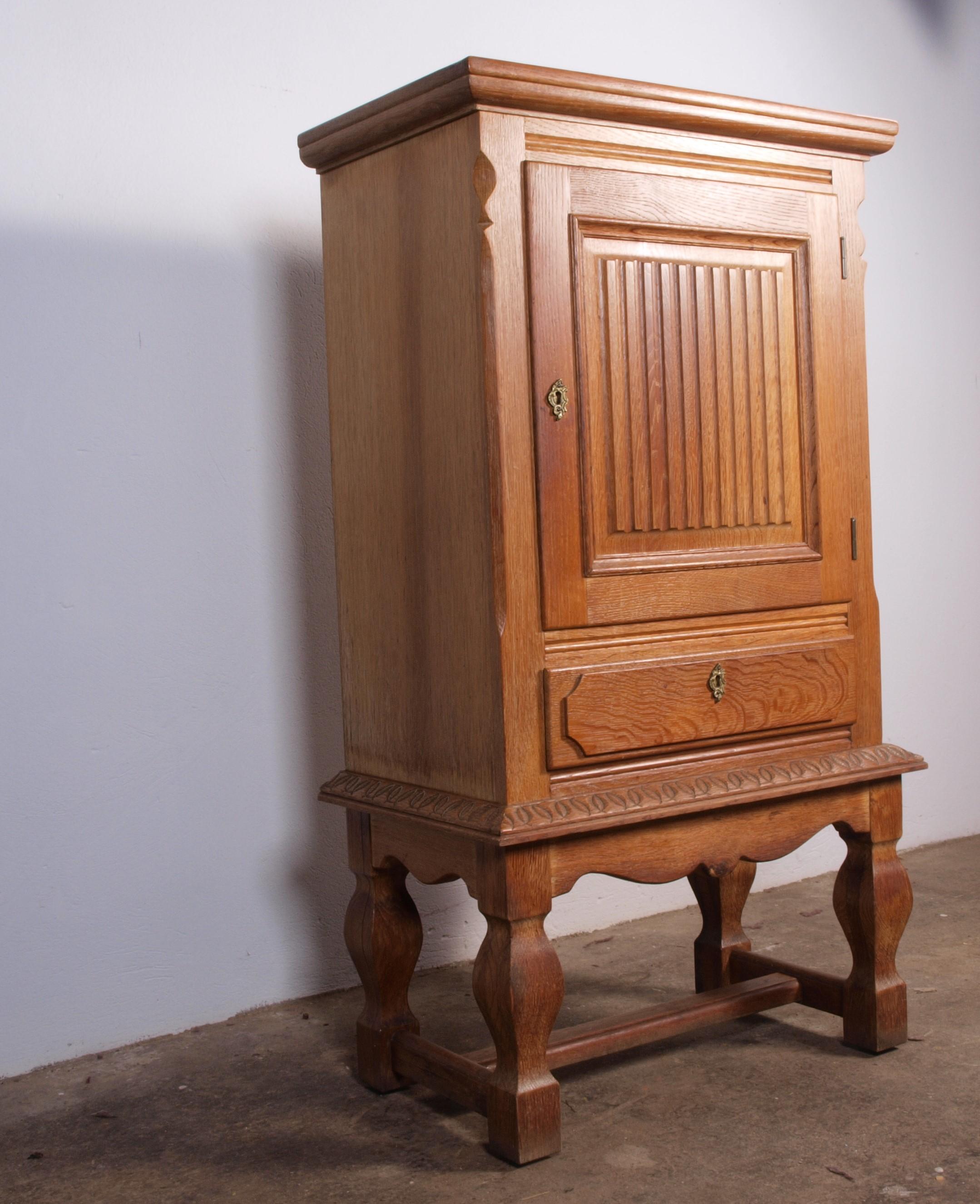 Mid-Century Danish Oak Cabinet in the style of Henning Kjaernulf For Sale 2