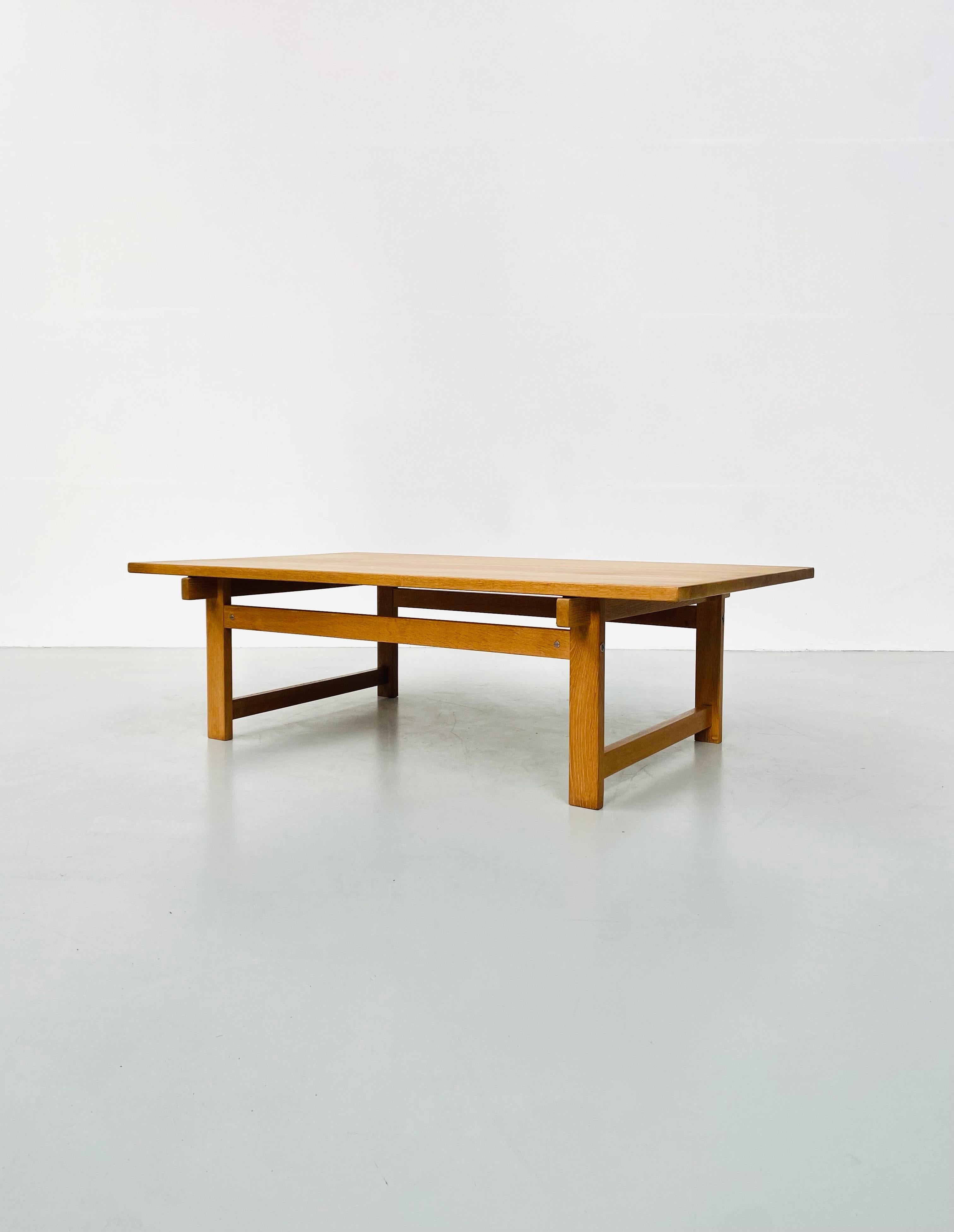 This Danish minimalistic coffeetable in light oak was designed by Hans J. Wegner in the 60s. Hans J. Wegner was one of the great Danes who had his furniture manufactured by Andres Tuck in Denmark for a long period. In fact Andreas Tuck's most