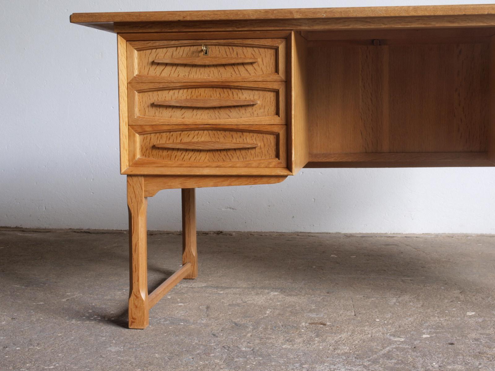 Mid-Century Danish Oak Desk attributed to Henning Kjaernulf, 1970s In Good Condition In Store Heddinge, DK