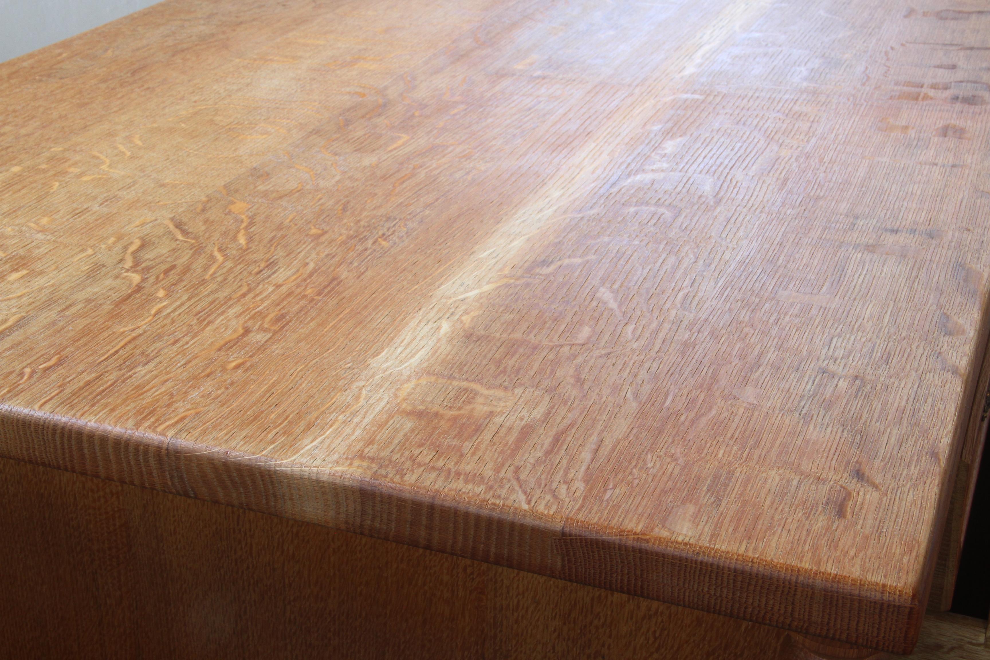 Scrivania danese di metà secolo in Oak attribuita a Henning Kjaernulf in vendita 4
