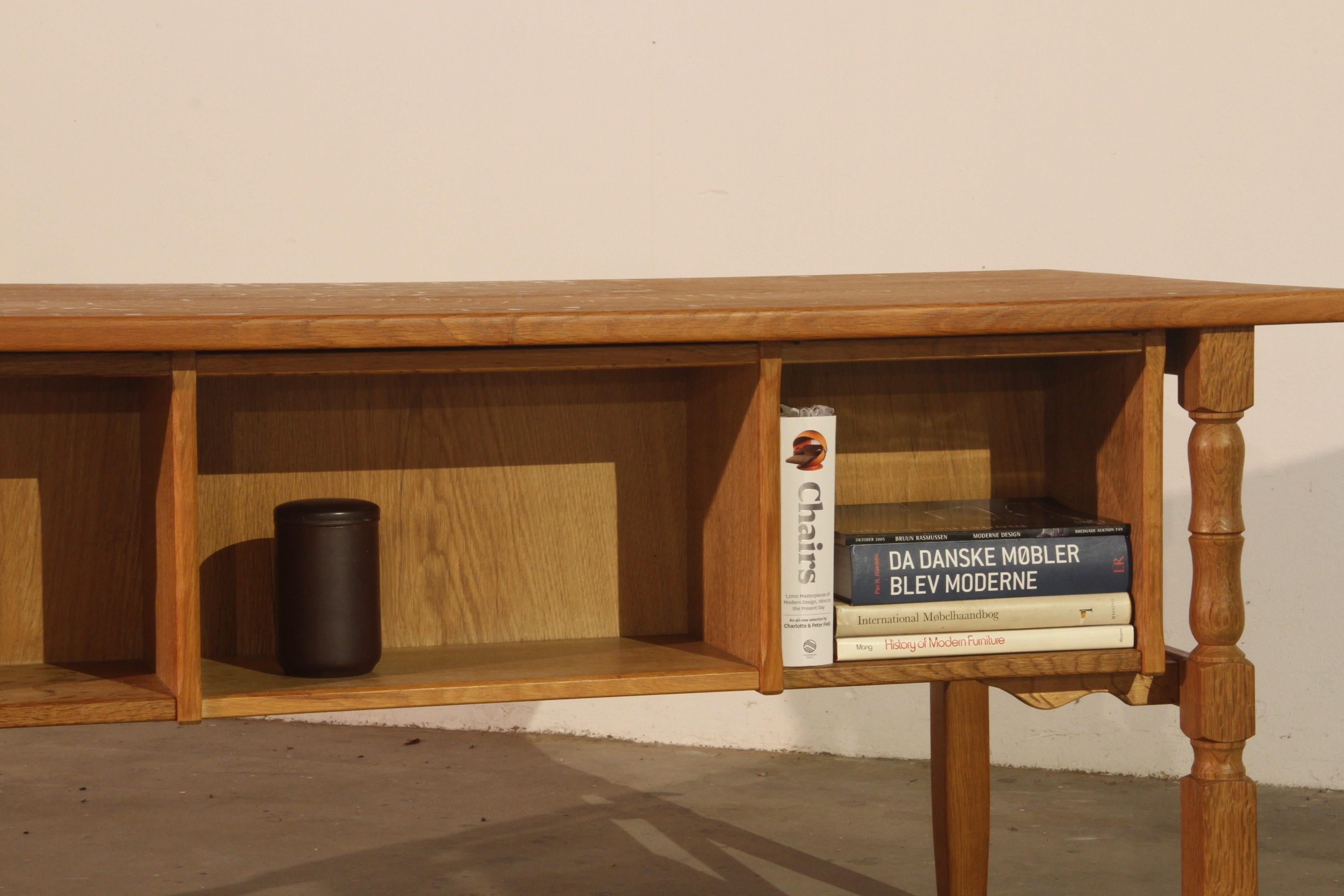 Scrivania danese di metà secolo in Oak attribuita a Henning Kjaernulf in vendita 6