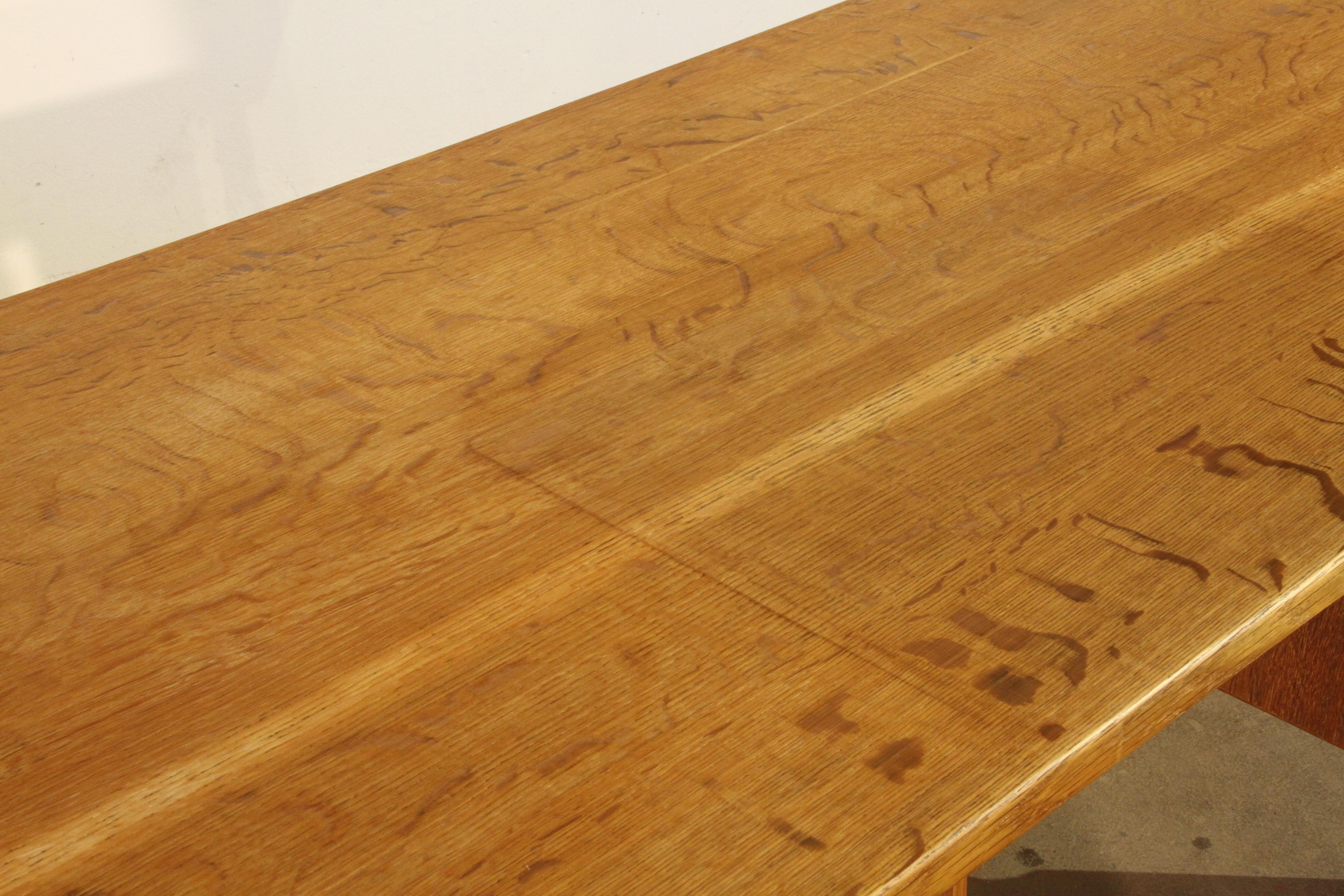 Scrivania danese di metà secolo in Oak attribuita a Henning Kjaernulf in vendita 9