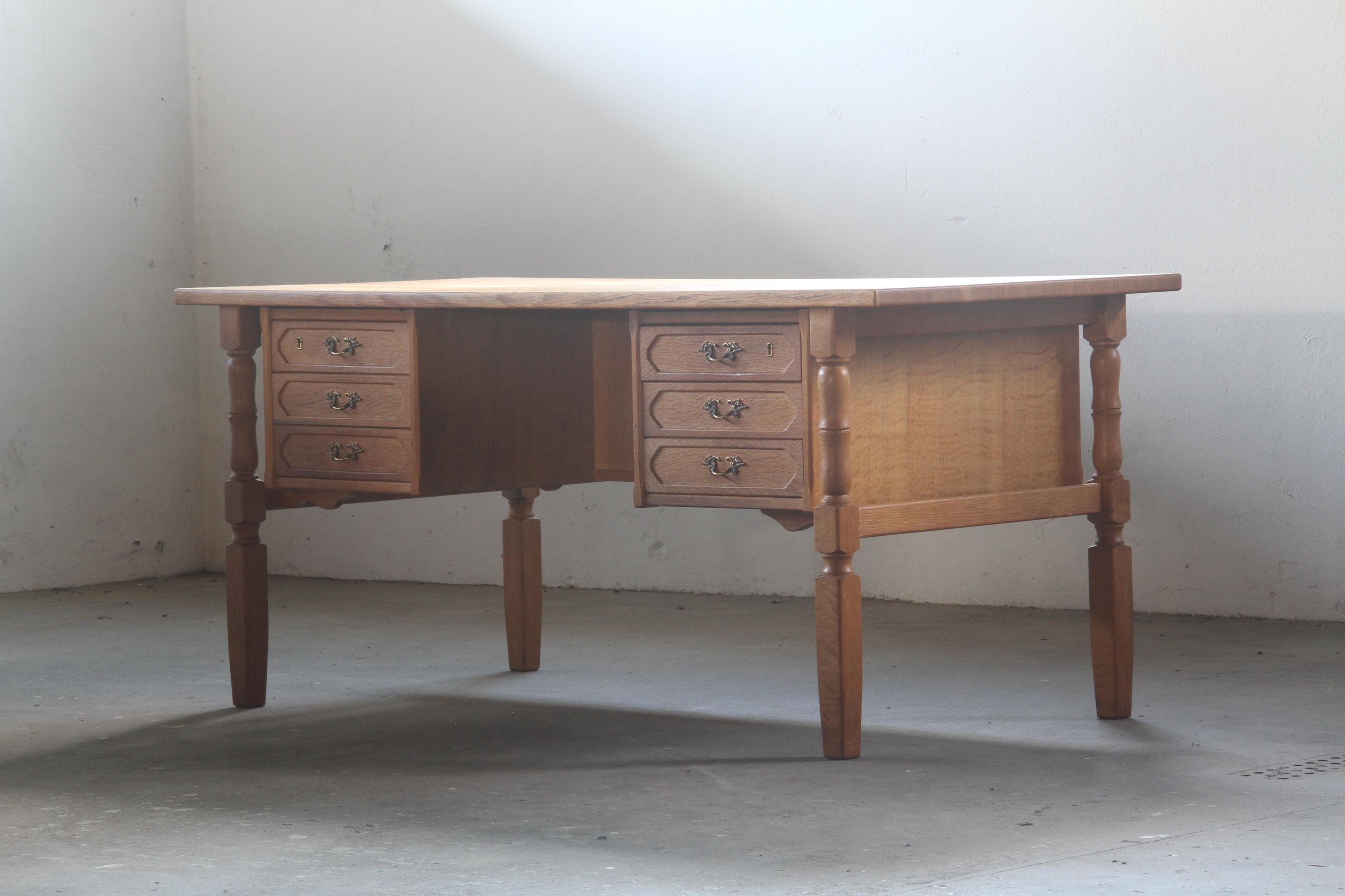Uno scrittoio in legno massiccio di Oak attribuito al famoso designer danese Henning Kjærnulf, che fonde audaci elementi barocchi con l'elegante eleganza del modernismo di metà secolo. Questo pezzo irresistibile mette in mostra le gambe sagomate