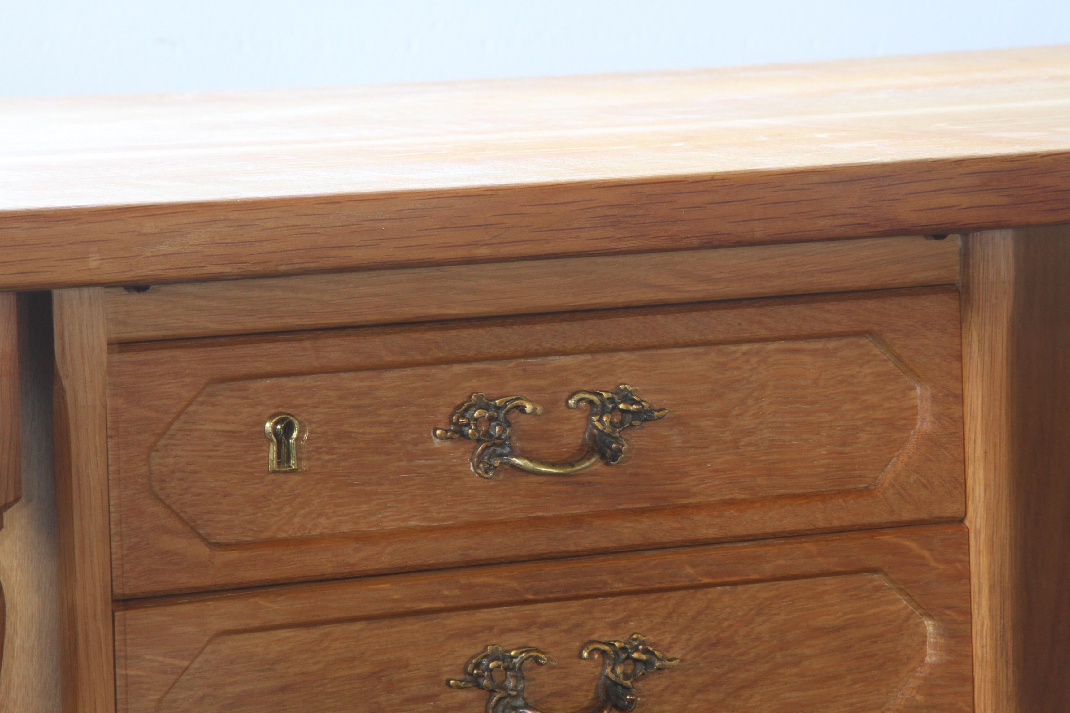 Ottone Scrivania danese di metà secolo in Oak attribuita a Henning Kjaernulf in vendita