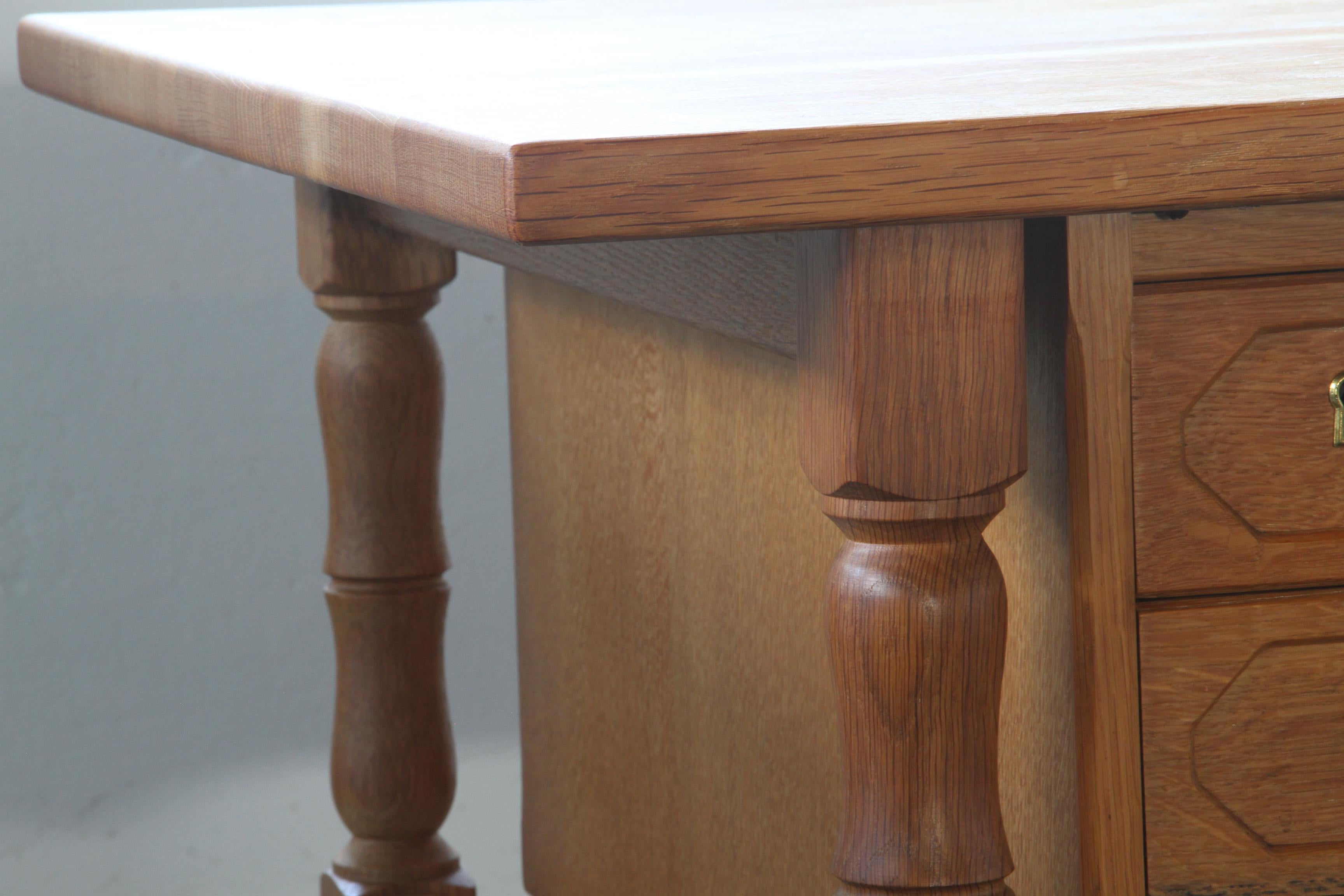 Scrivania danese di metà secolo in Oak attribuita a Henning Kjaernulf in vendita 1
