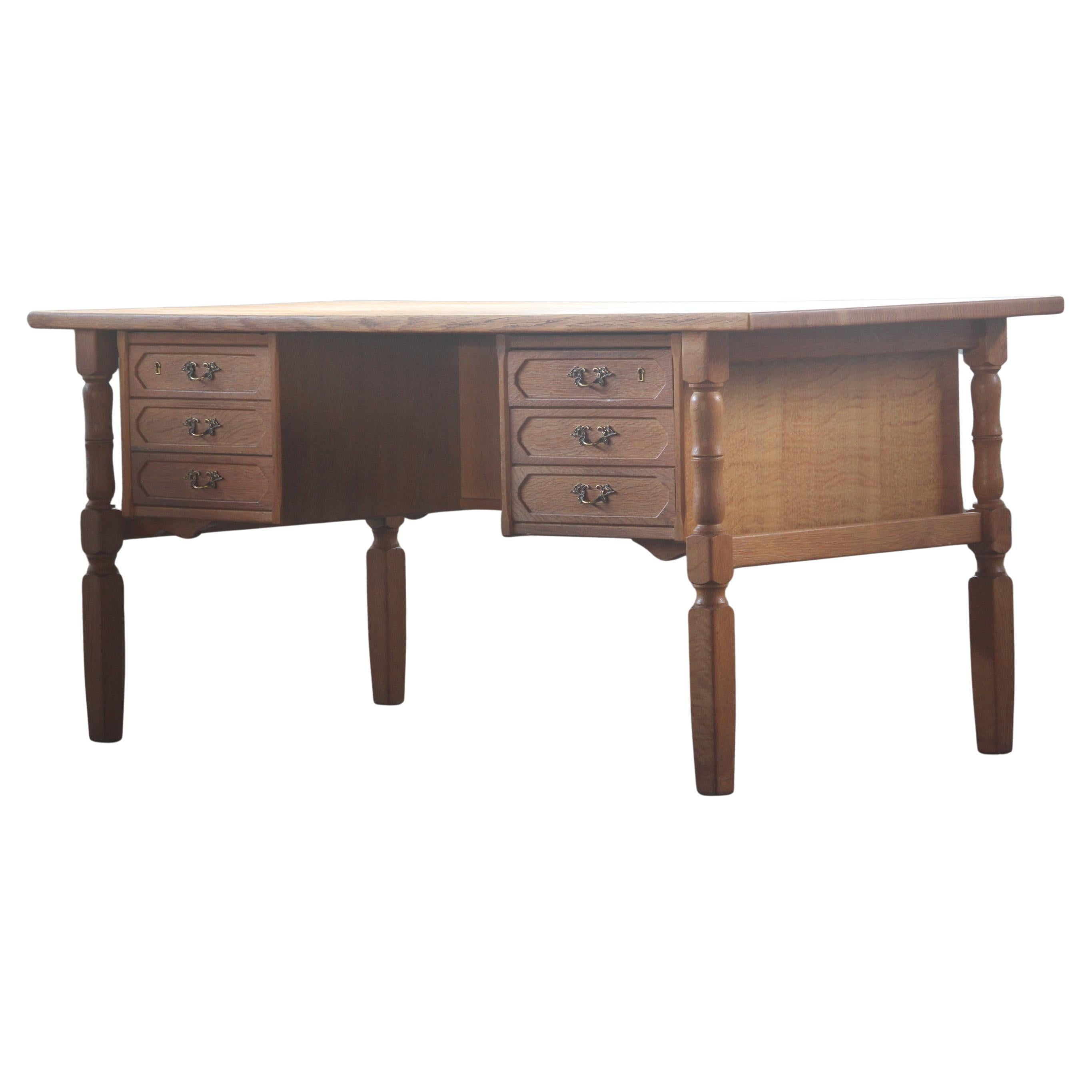 Scrivania danese di metà secolo in Oak attribuita a Henning Kjaernulf in vendita