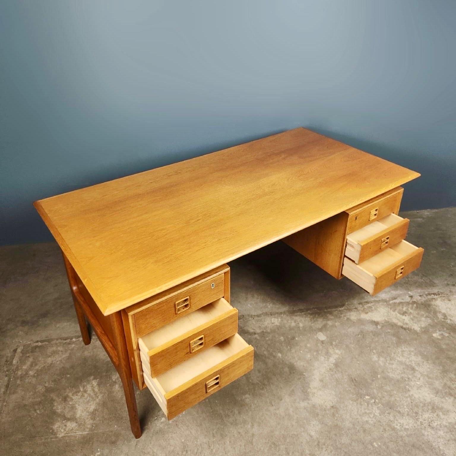 Mid Century Danish Oak Desk By Arne Vodder For Sibast Vintage Retro MCM In Excellent Condition In Cambridge, GB