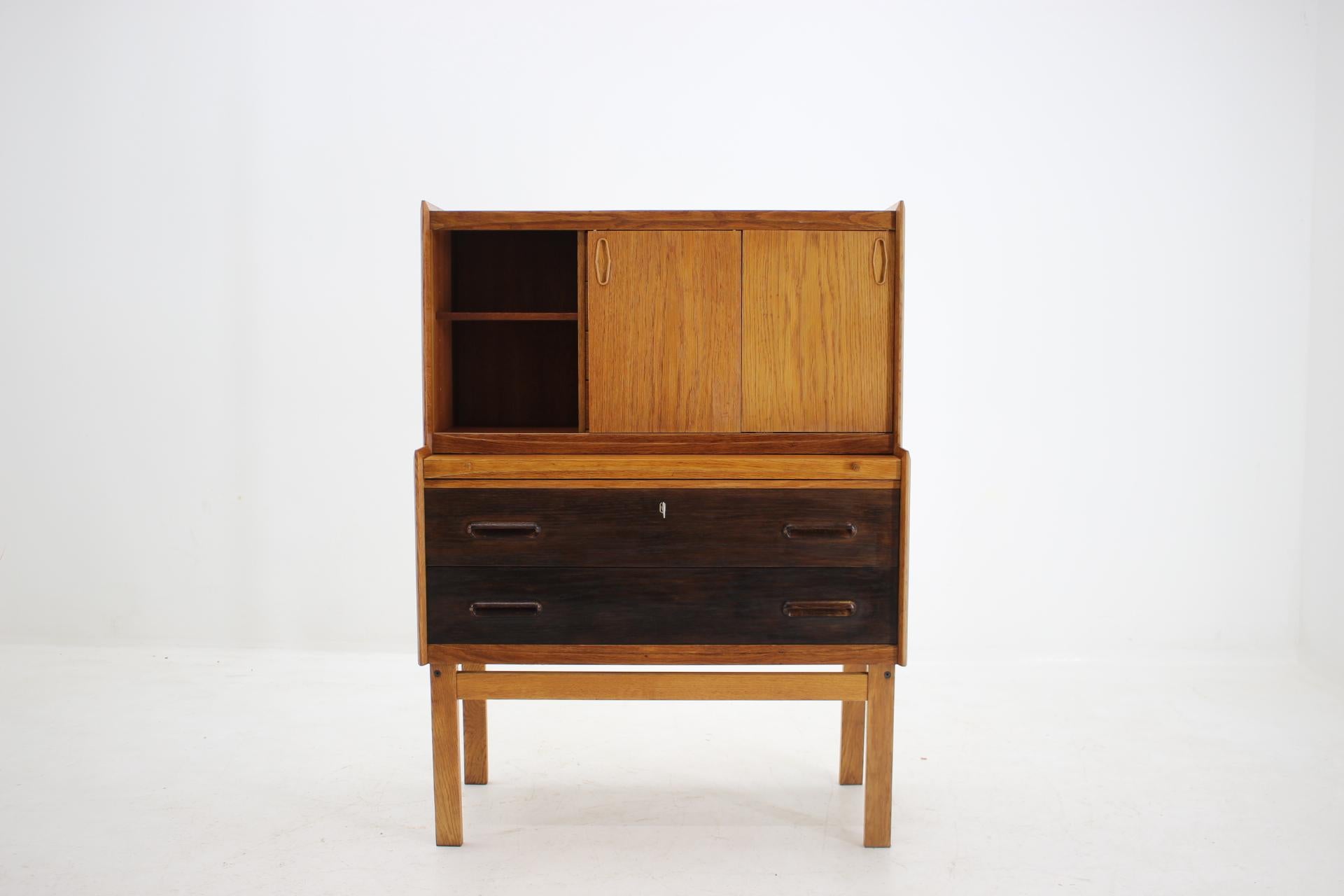 - This Danish oak writing cabinet features two drawers stained to ebony colour and four small one
- The extendable writing area desk can be extended up to 66 cm
- This item was carefully refurbished.